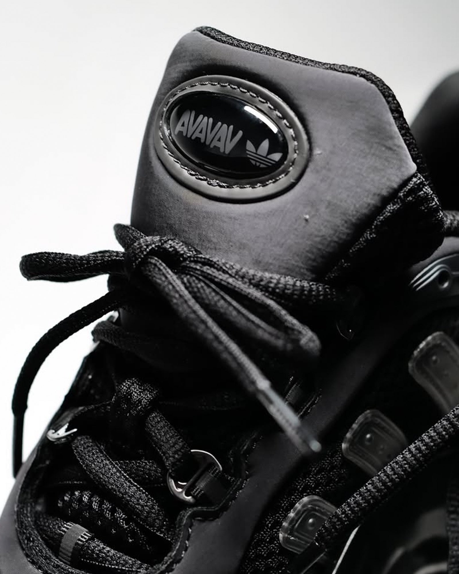 adidas・アディダス - ローカットスニーカー MOONRUBBER / BLACK / AVAVAV