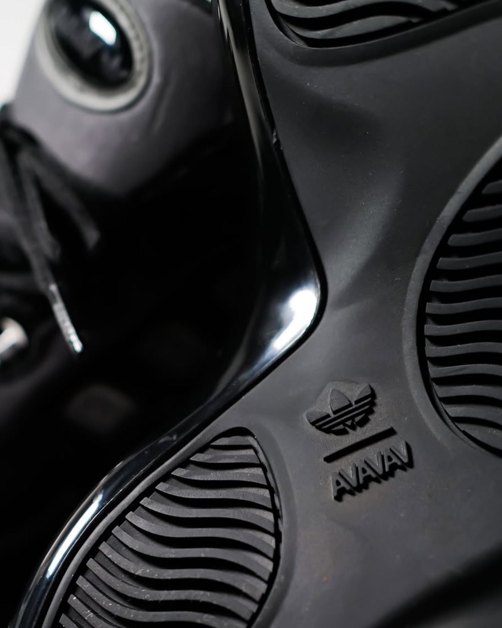 adidas・アディダス - ローカットスニーカー MOONRUBBER / BLACK / AVAVAV