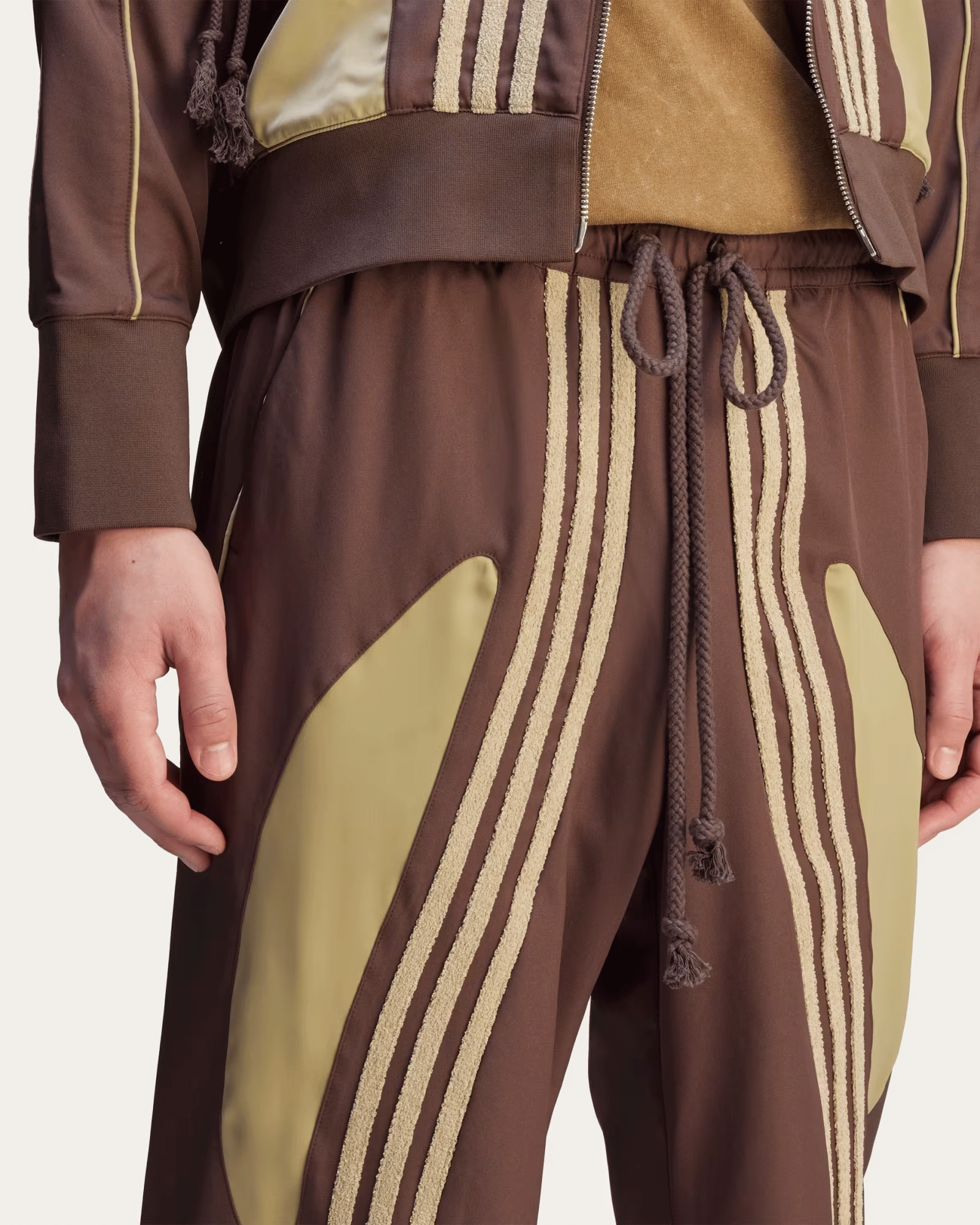 adidas・adidas -  STMT SFTM WOVEN PANT / BROWN