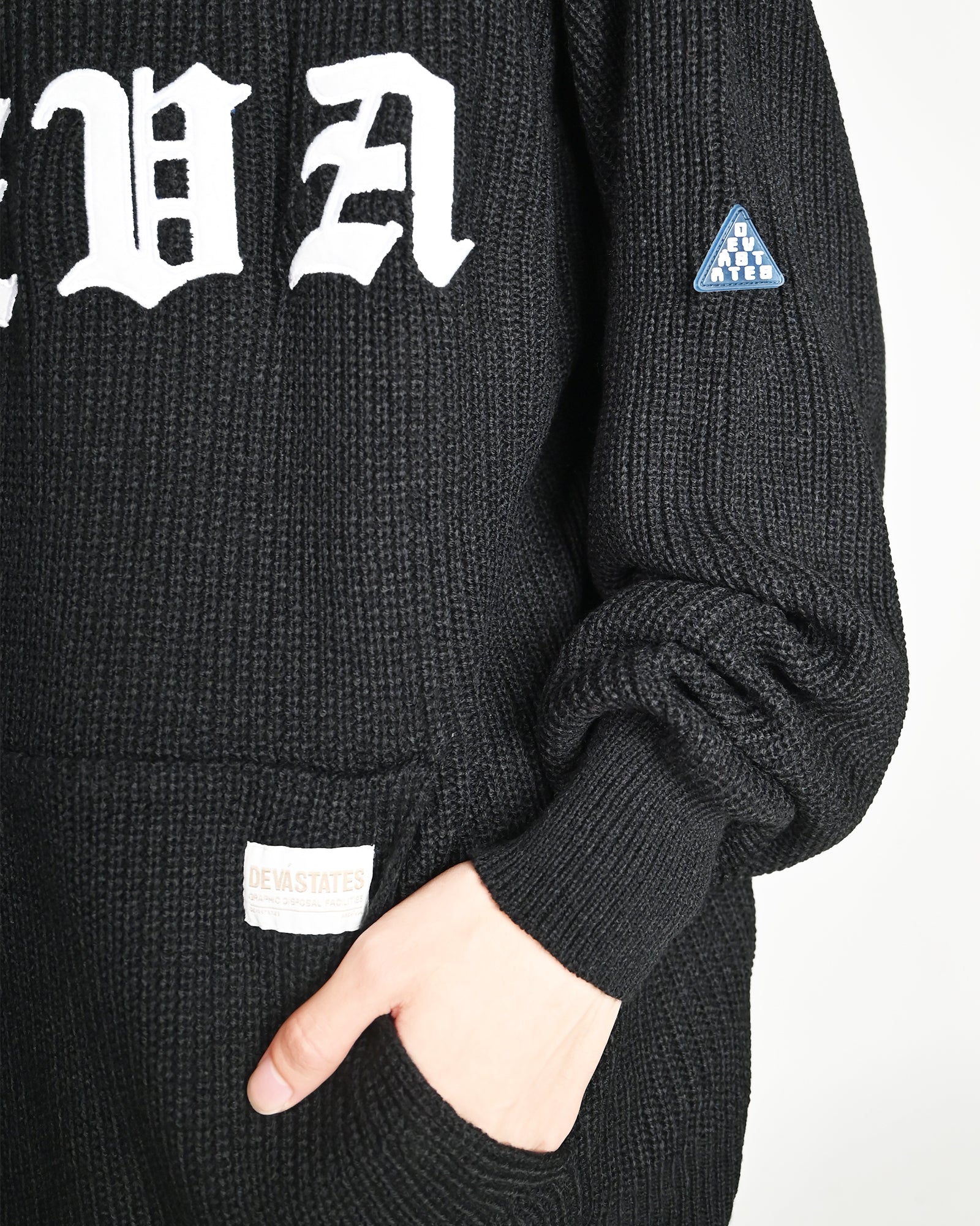 DEVA STATES・ディーヴァ ステイツ - パーカー・フーディ KNITTED HOODIE - BLACKLETTER / BLACK