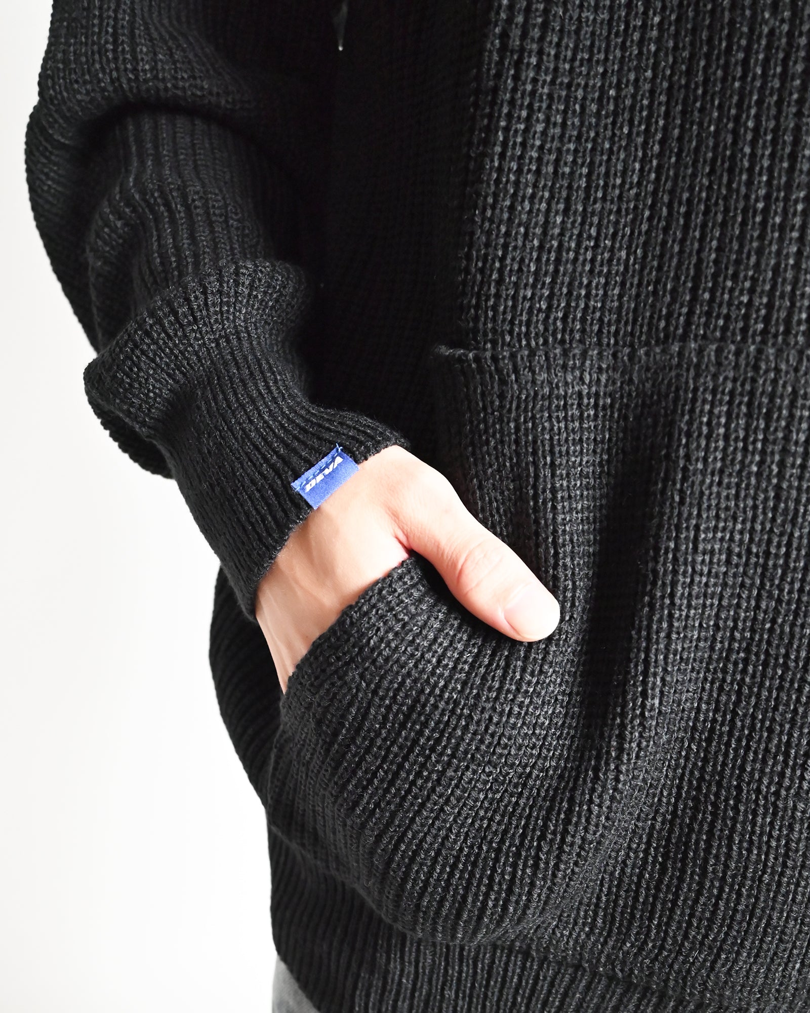 DEVA STATES・ディーヴァ ステイツ - パーカー・フーディ KNITTED HOODIE - BLACKLETTER / BLACK