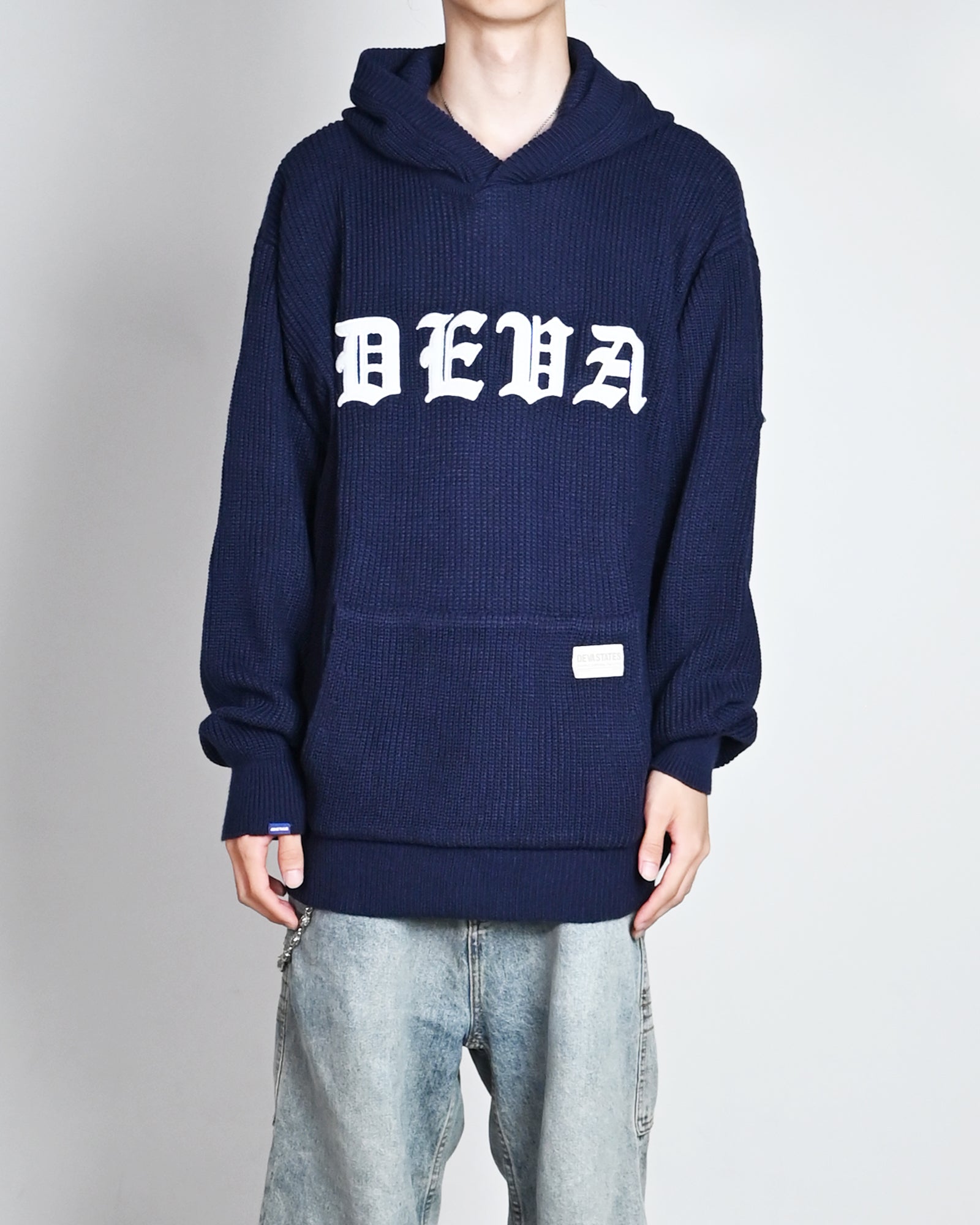 DEVA STATES・ディーヴァ ステイツ - パーカー・フーディ KNITTED HOODIE - BLACKLETTER / BLUE