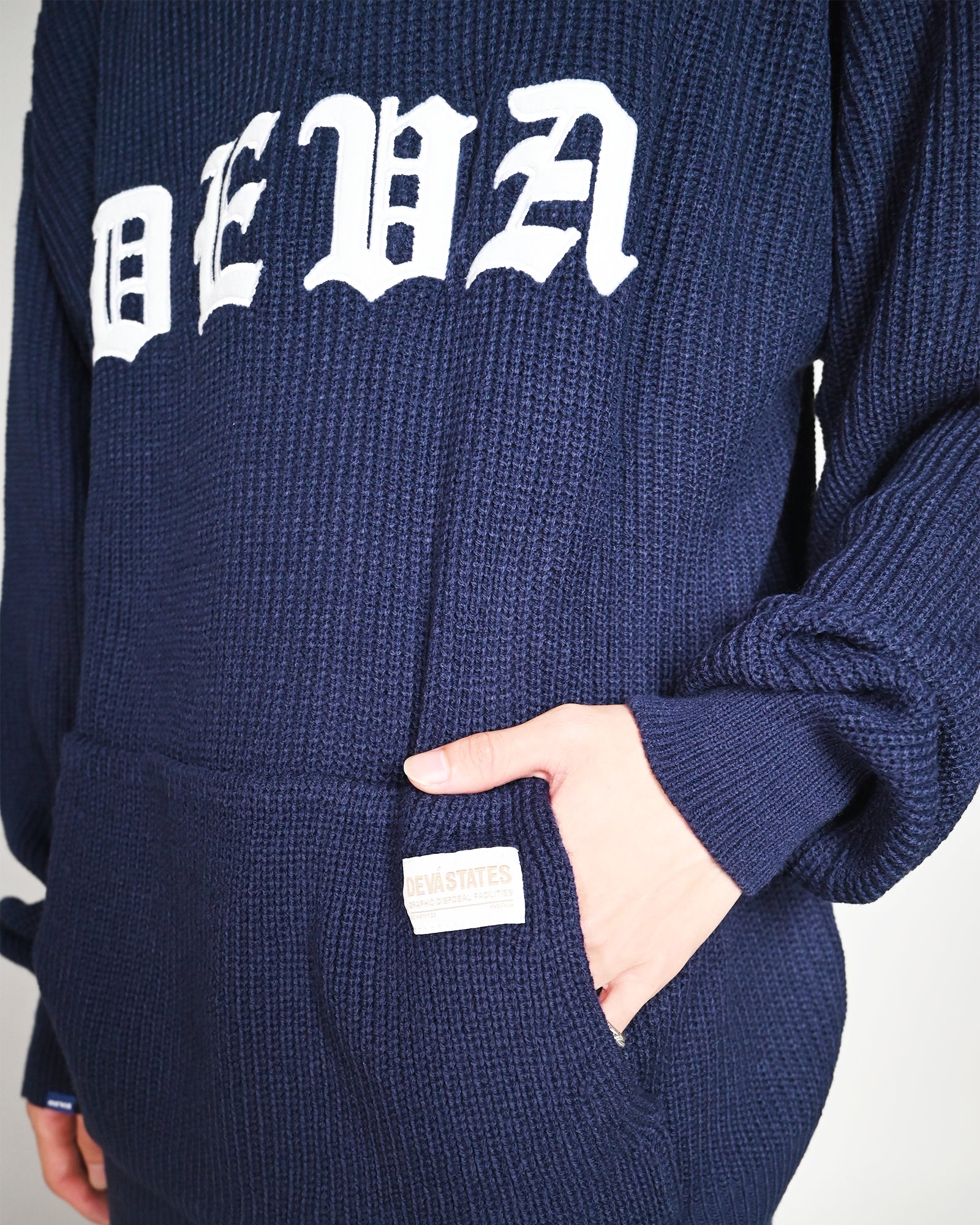 DEVA STATES・ディーヴァ ステイツ - パーカー・フーディ KNITTED HOODIE - BLACKLETTER / BLUE