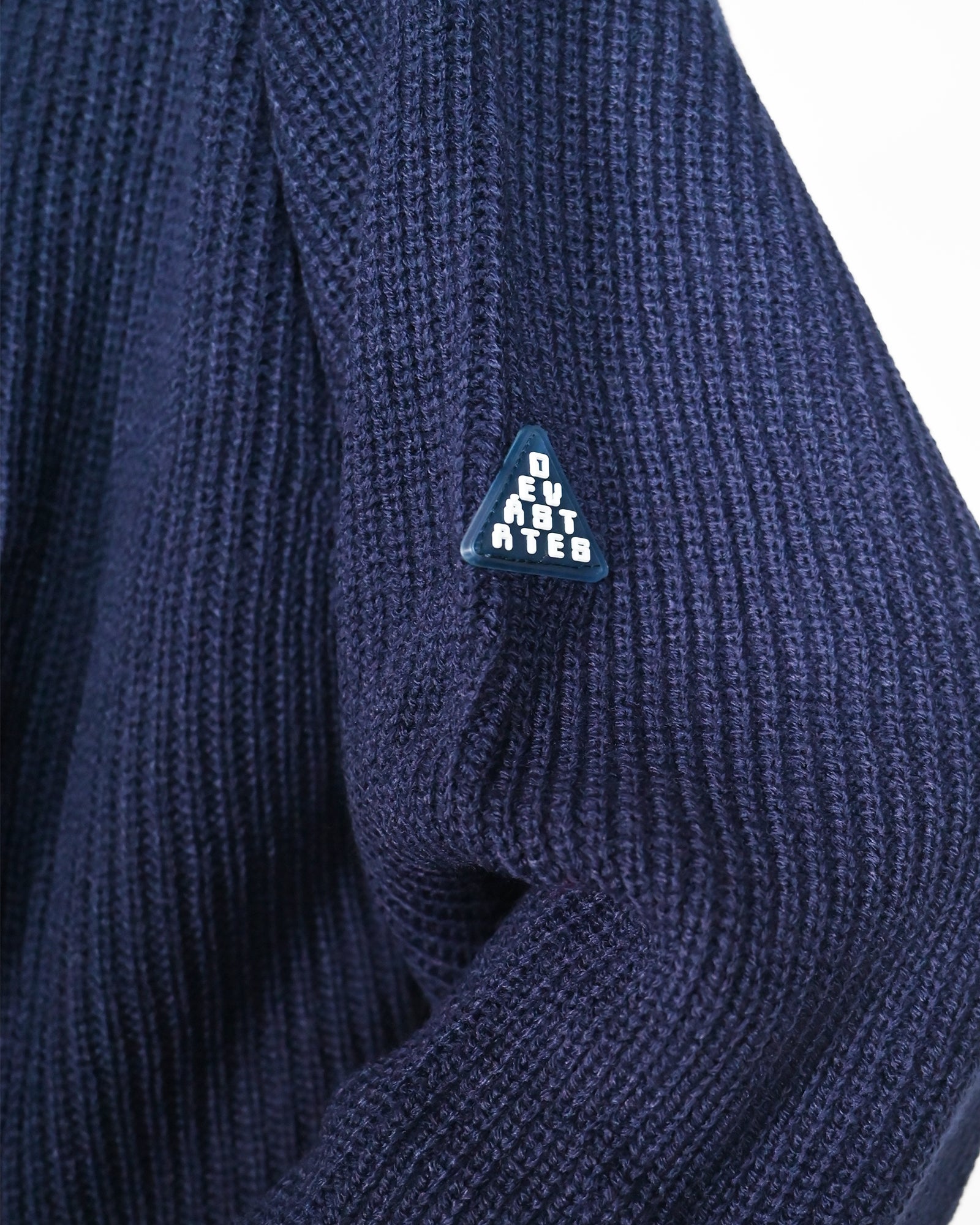 DEVA STATES・ディーヴァ ステイツ - パーカー・フーディ KNITTED HOODIE - BLACKLETTER / BLUE
