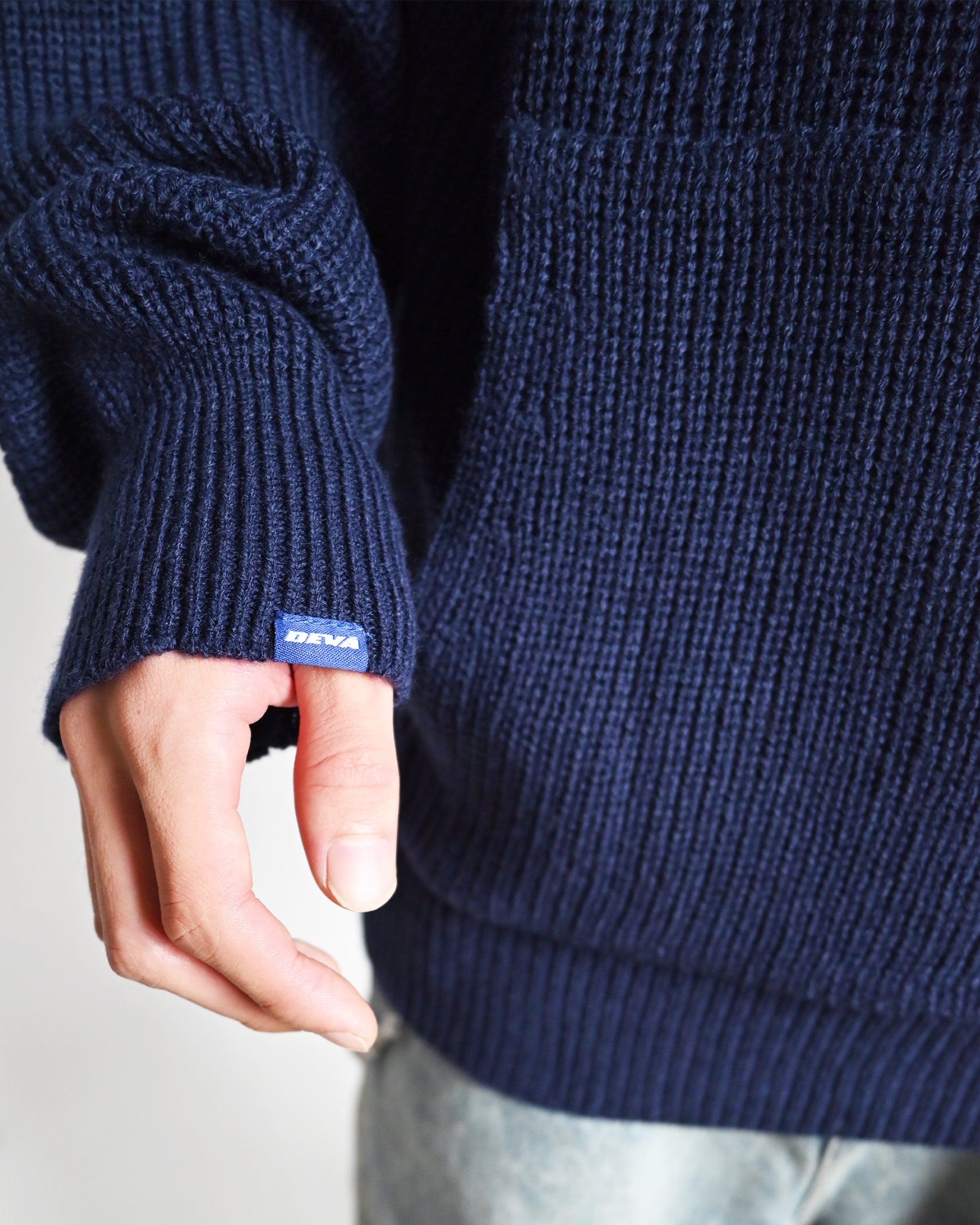 DEVA STATES・ディーヴァ ステイツ - パーカー・フーディ KNITTED HOODIE - BLACKLETTER / BLUE