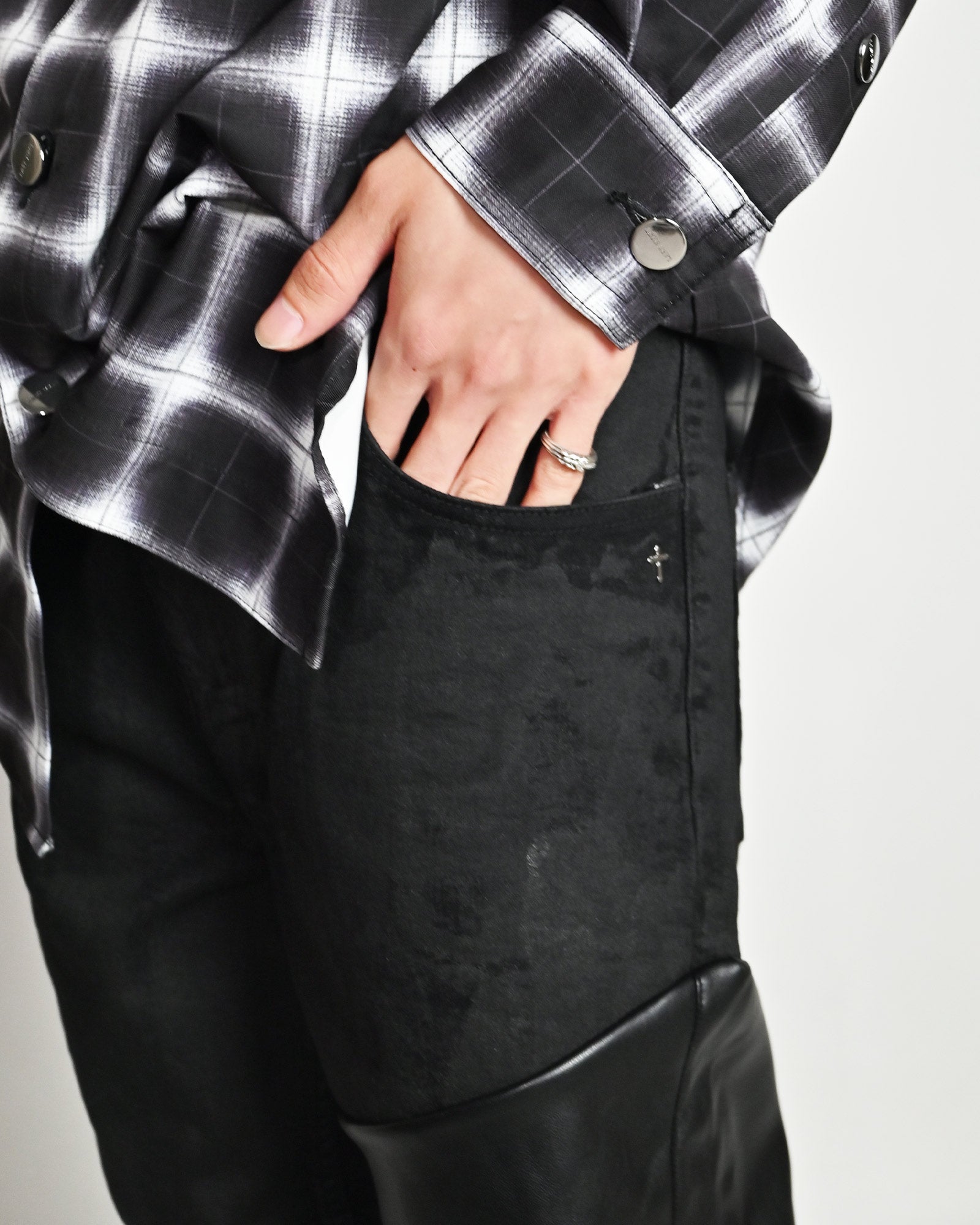 LAST NEST・last nest -  FAUX LEATHER DENIM SWITCHING PANTS / BLACK