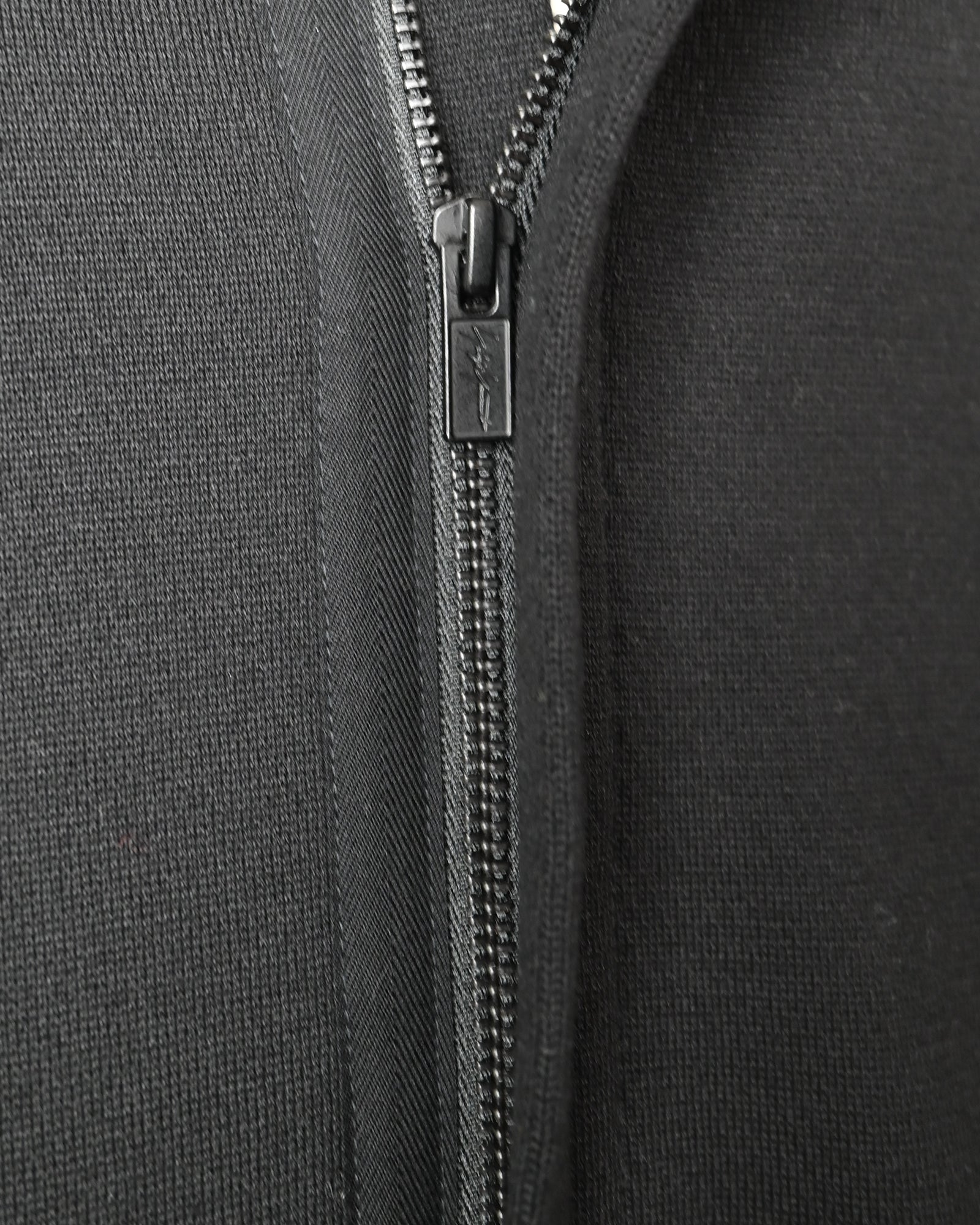 Yohji Yamamoto・ヨウジ ヤマモト - パーカー・フーディ COTTON SMITH POCKET DETAIL UNBALANCED HOODIE / BLACK