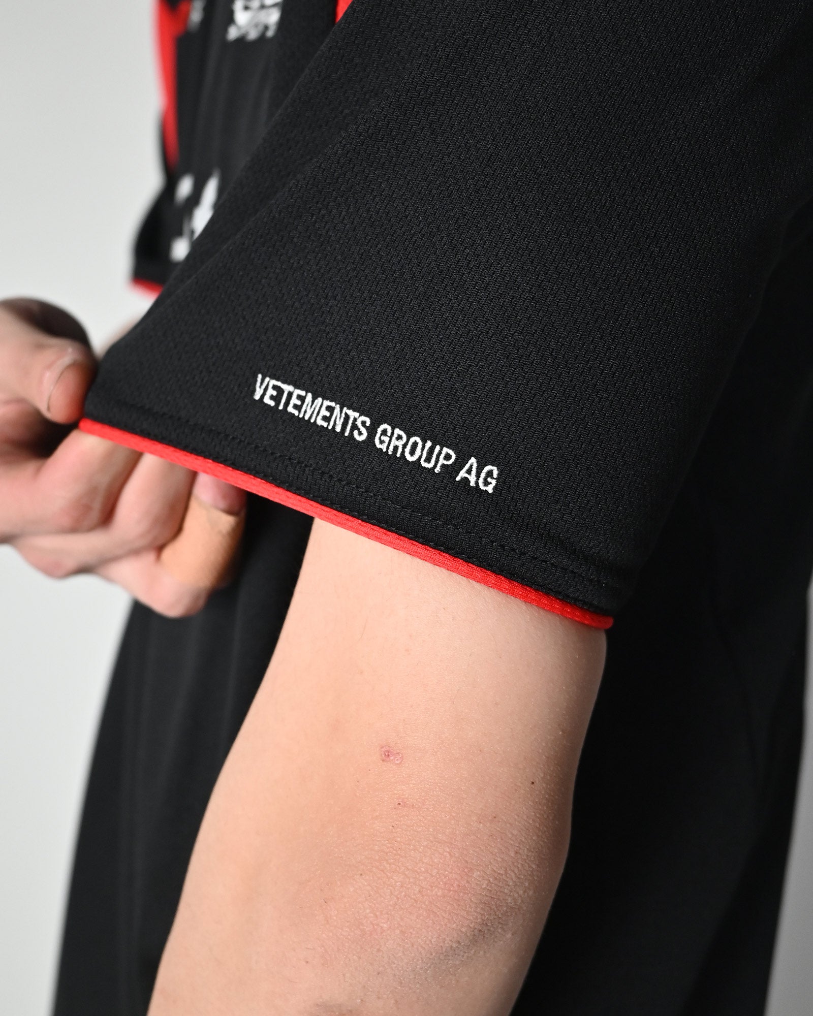 VETEMENTS・ヴェトモン - Tシャツ・カットソー ALPHABET FOOTBALL JERSEY / BLACK/RED