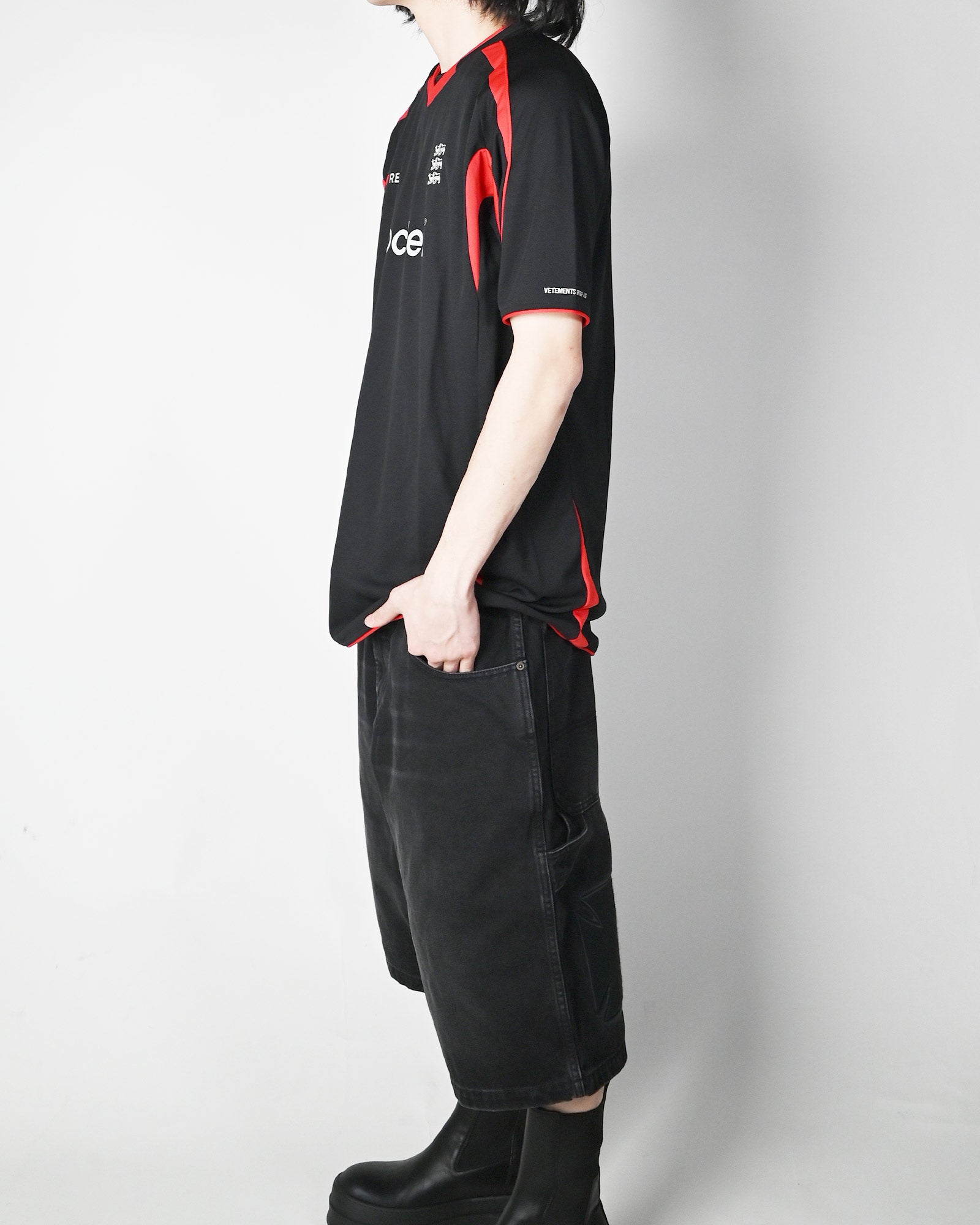 VETEMENTS・ヴェトモン - Tシャツ・カットソー ALPHABET FOOTBALL JERSEY / BLACK/RED