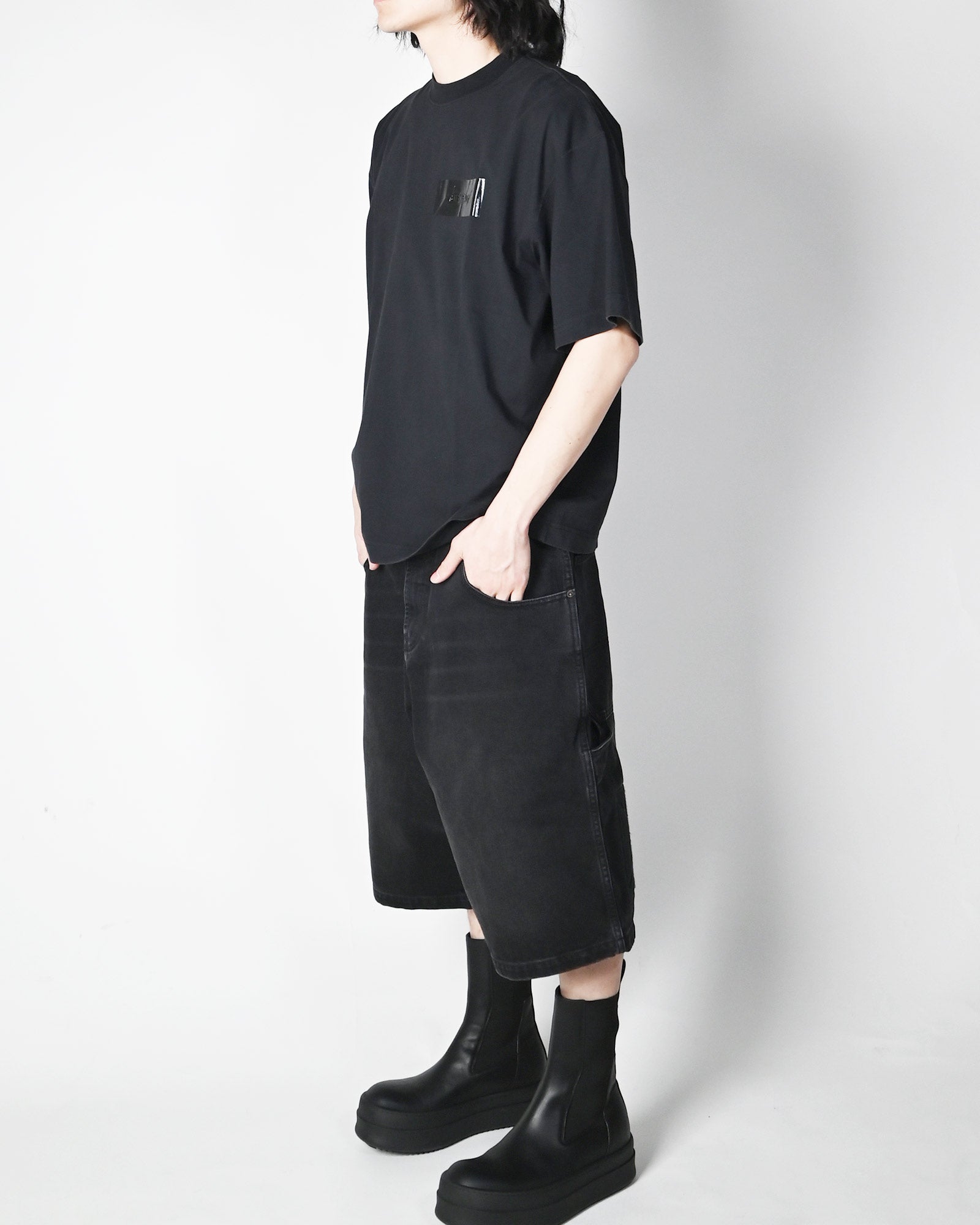 VETEMENTS・ヴェトモン - Tシャツ・カットソー TAPED LOGO T-SHIRT / BLACK