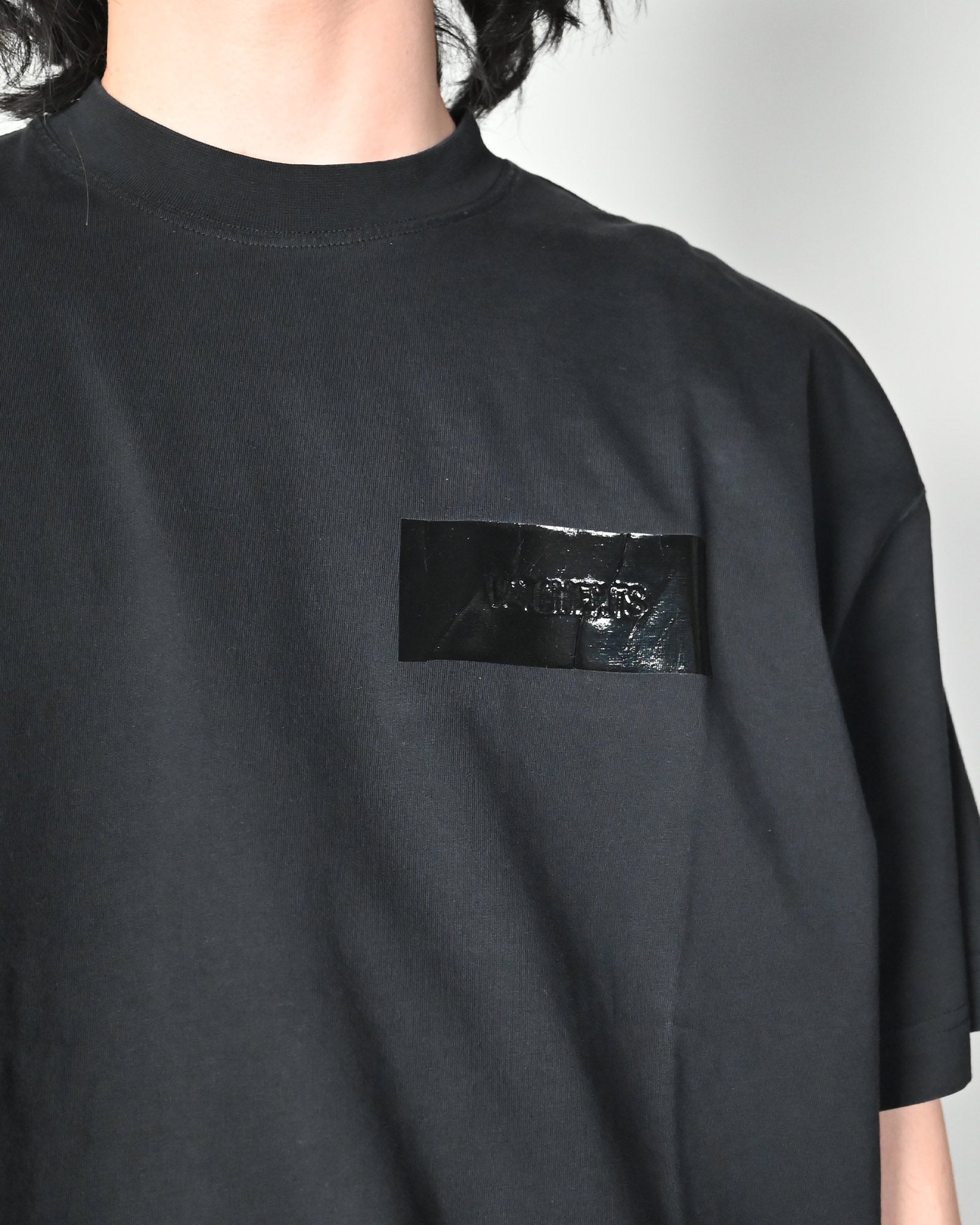 VETEMENTS・ヴェトモン - Tシャツ・カットソー TAPED LOGO T-SHIRT / BLACK