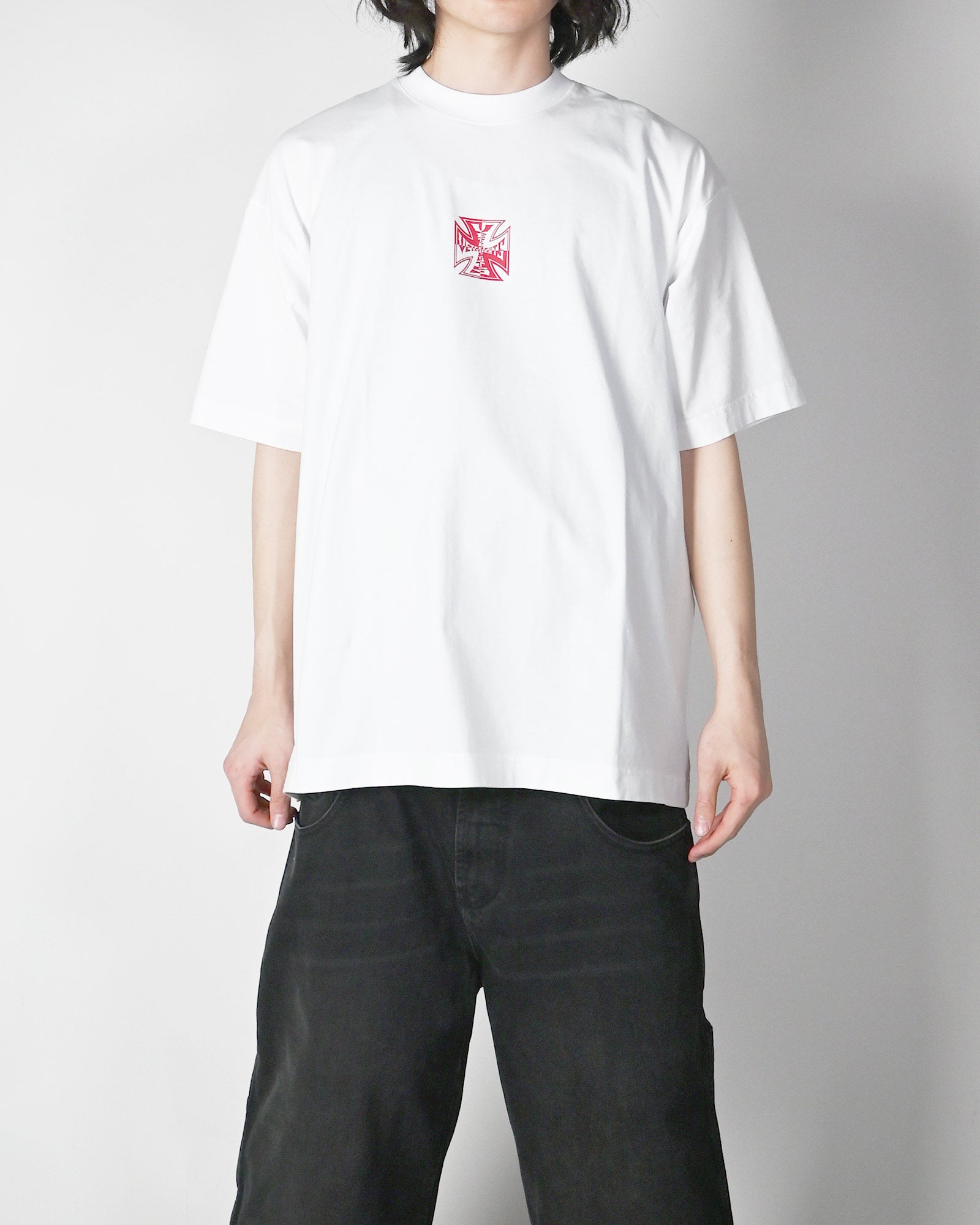 VETEMENTS・ヴェトモン - Tシャツ・カットソー DOUBLE BIKER CROSS LOGO T-SHIRT / WHITE