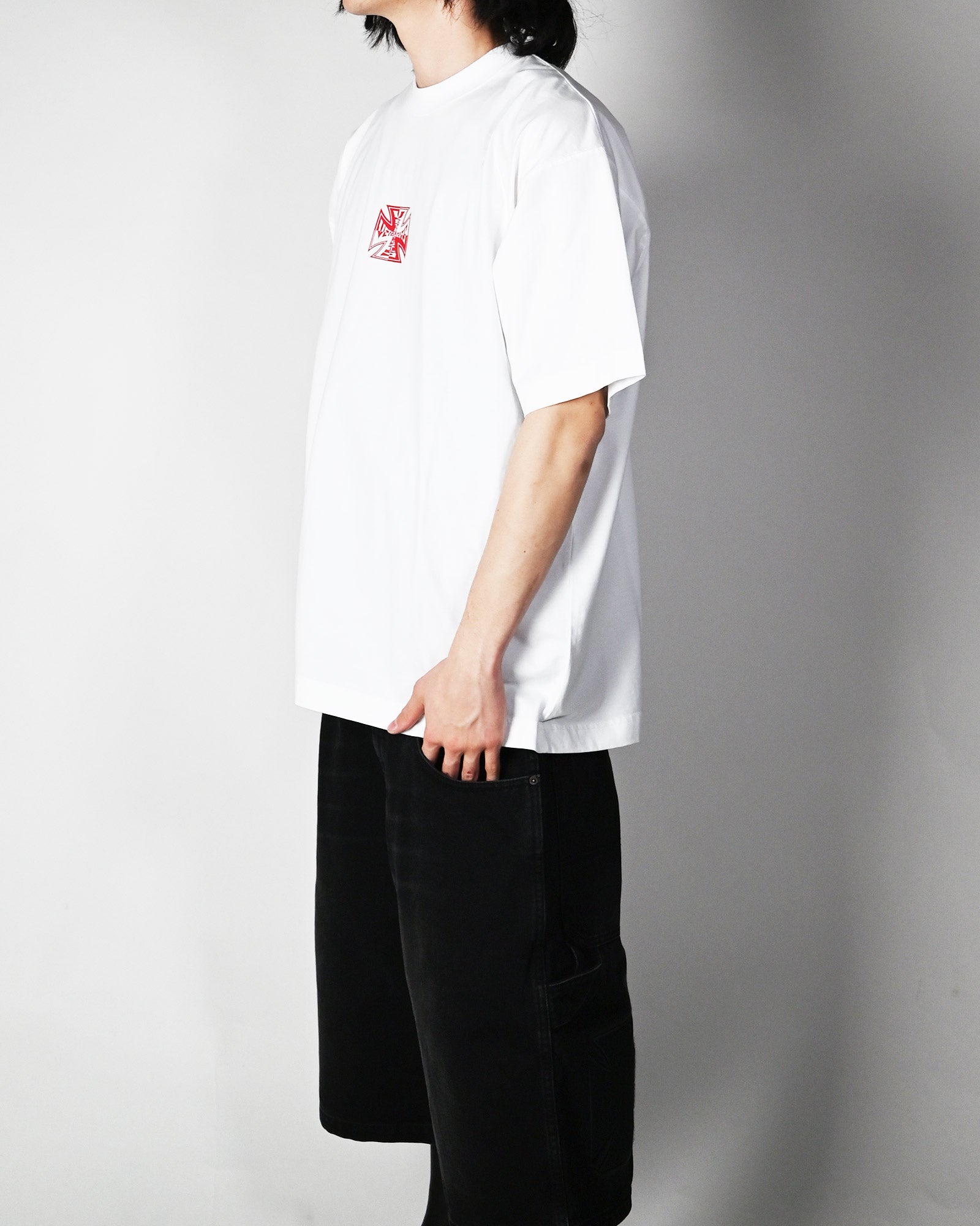 VETEMENTS・ヴェトモン - Tシャツ・カットソー DOUBLE BIKER CROSS LOGO T-SHIRT / WHITE