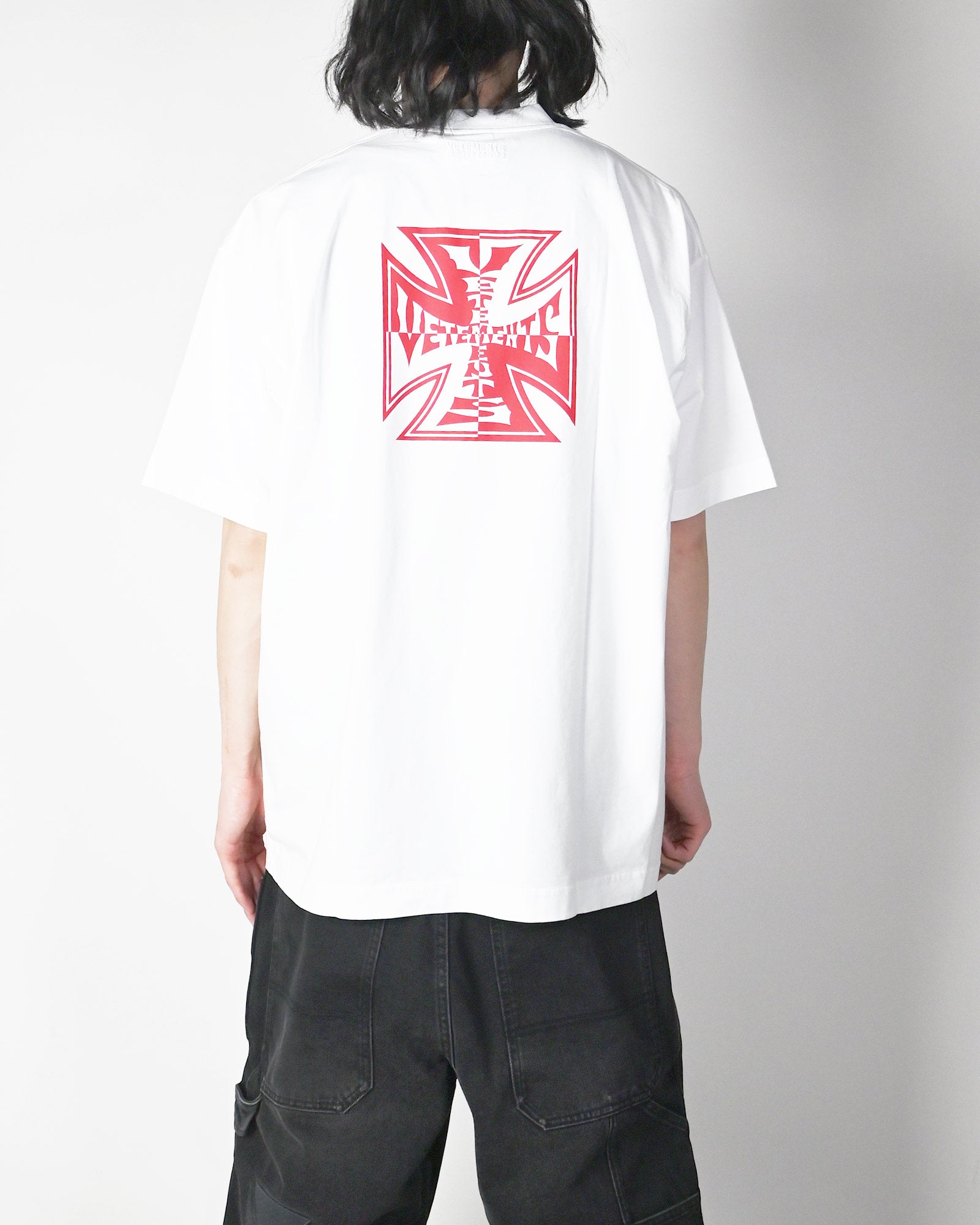 VETEMENTS・ヴェトモン - Tシャツ・カットソー DOUBLE BIKER CROSS LOGO T-SHIRT / WHITE