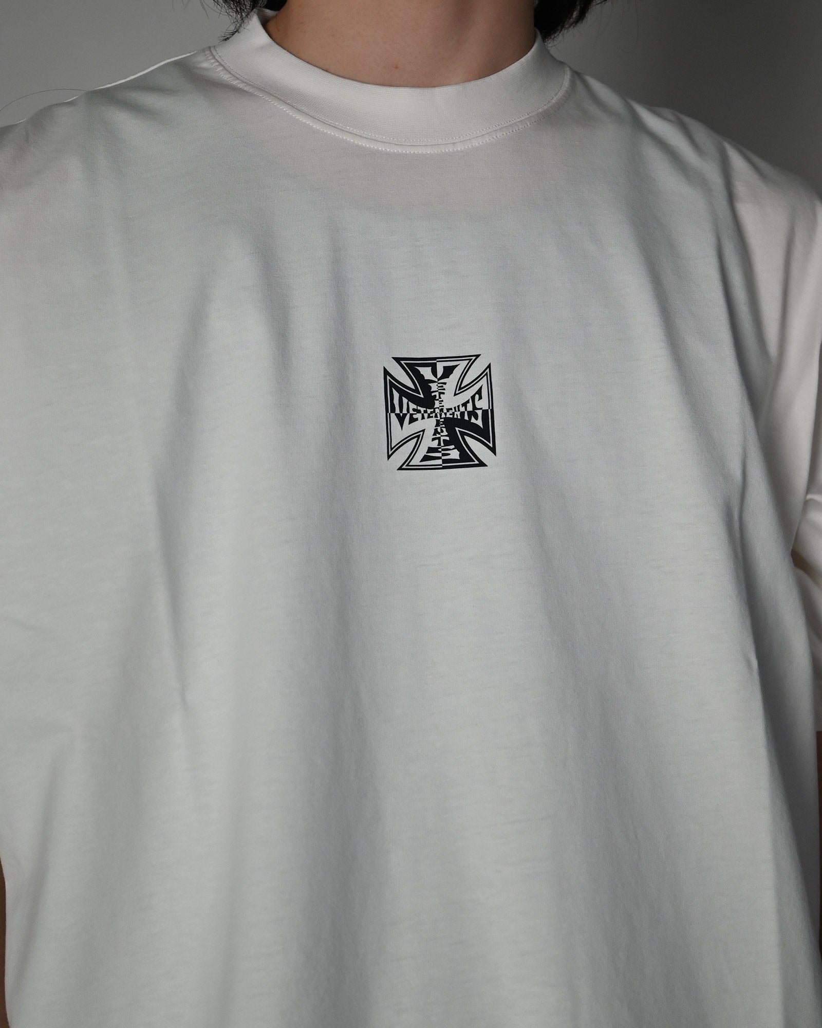 VETEMENTS・ヴェトモン - Tシャツ・カットソー BIKER CROSS LOGO T-SHIRT / VANILLA