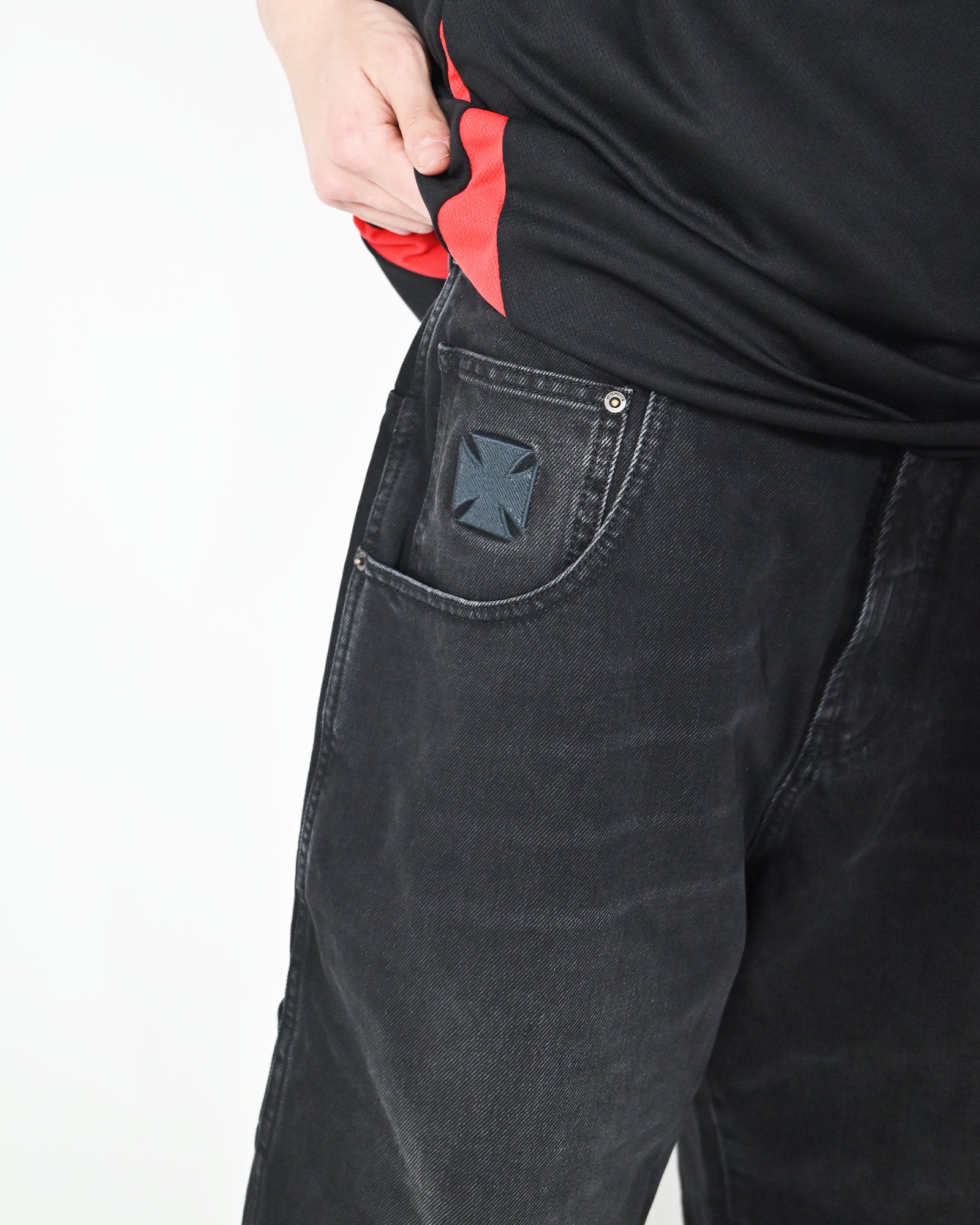 VETEMENTS・ヴェトモン - デニムパンツ APLIQUE BIKER CROSS HIP-HOP DENIM SHORTS / WASHED BLACK