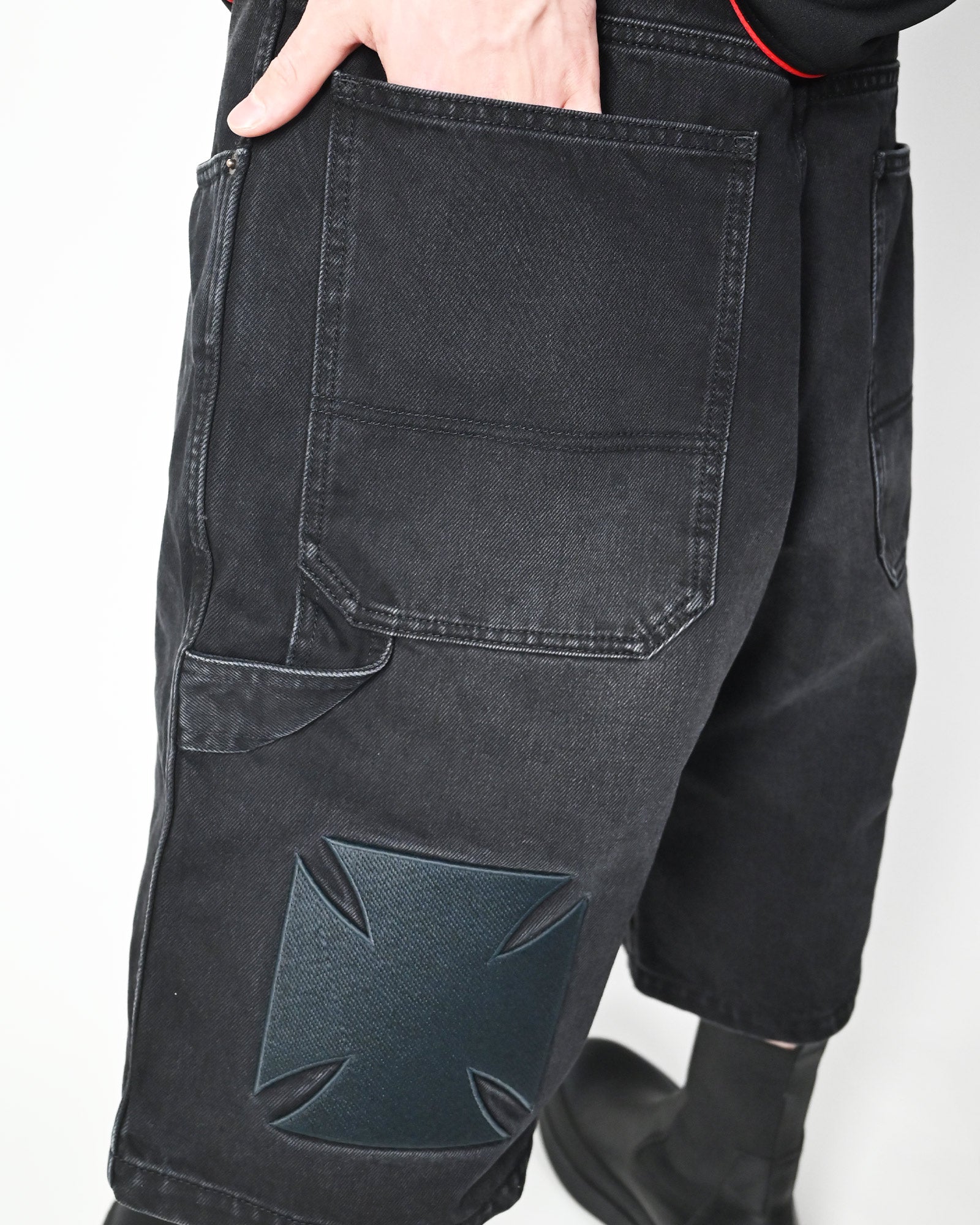 VETEMENTS・ヴェトモン - デニムパンツ APLIQUE BIKER CROSS HIP-HOP DENIM SHORTS / WASHED BLACK