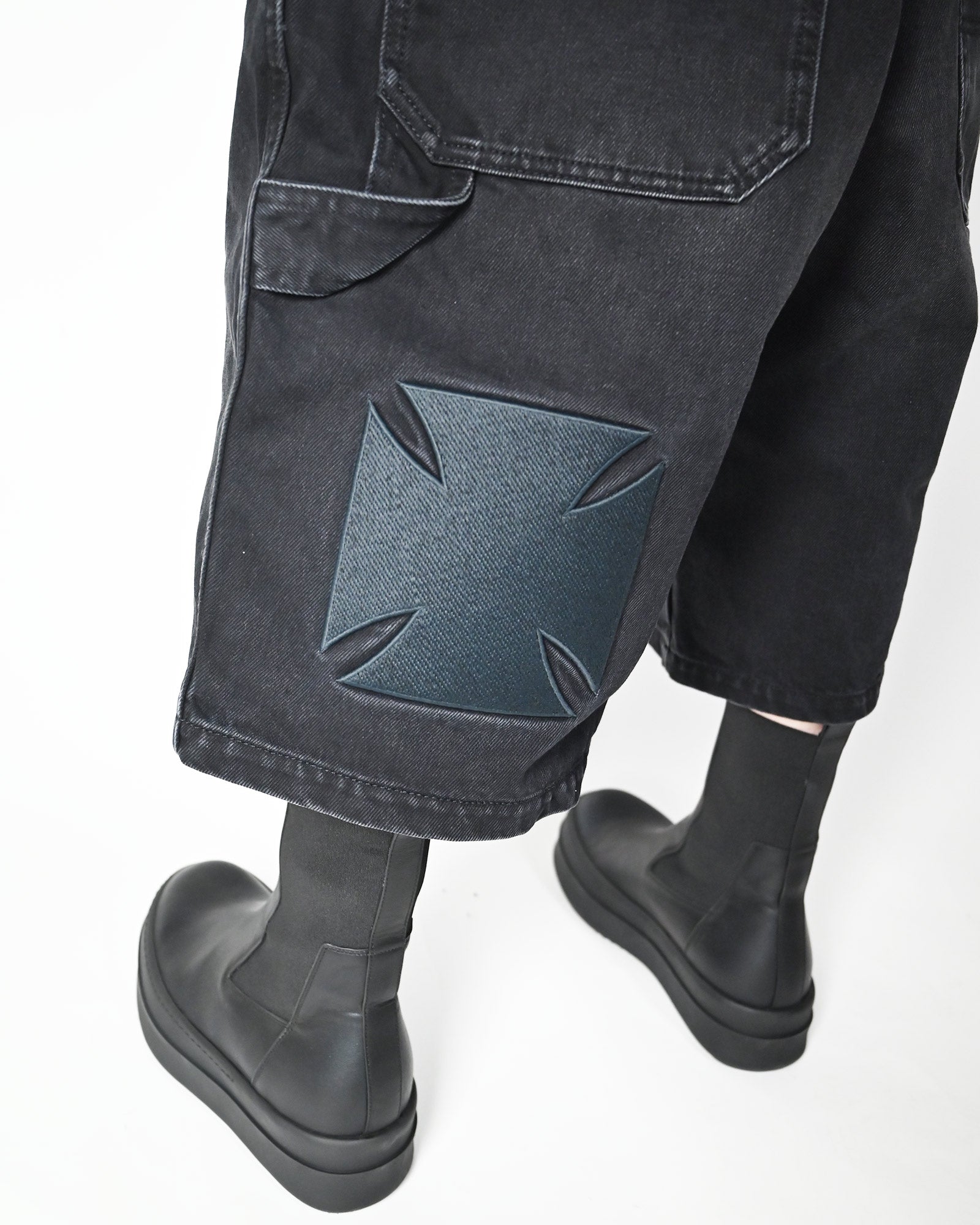 VETEMENTS・ヴェトモン - デニムパンツ APLIQUE BIKER CROSS HIP-HOP DENIM SHORTS / WASHED BLACK