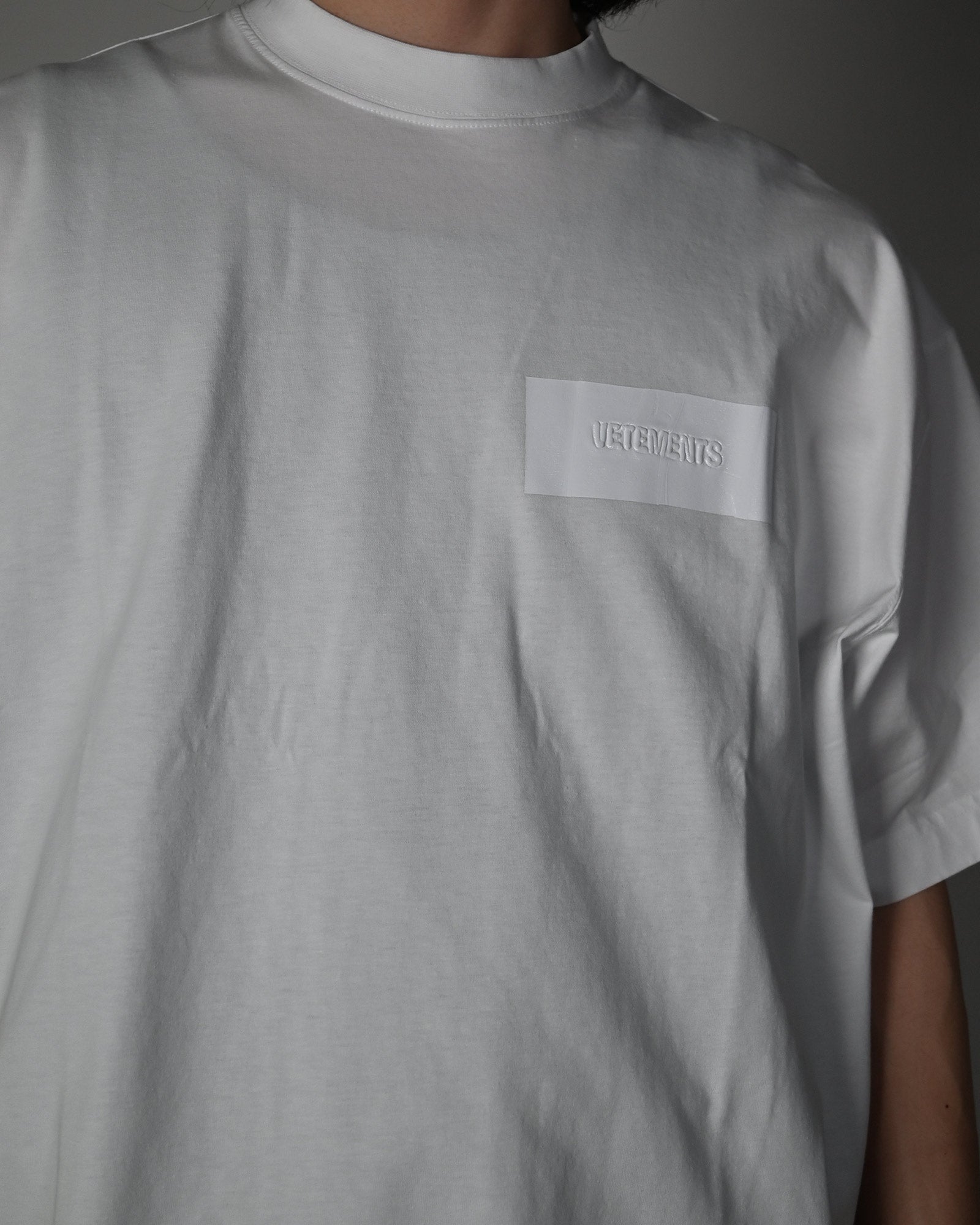 VETEMENTS・ヴェトモン - Tシャツ・カットソー TAPED LOGO T-SHIRT / WHITE