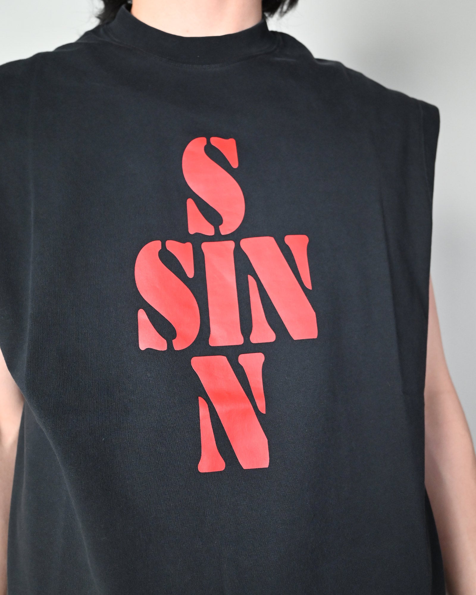 VETEMENTS・ヴェトモン - トップス SIN SLEEVELESS T-SHIRT / BLACK