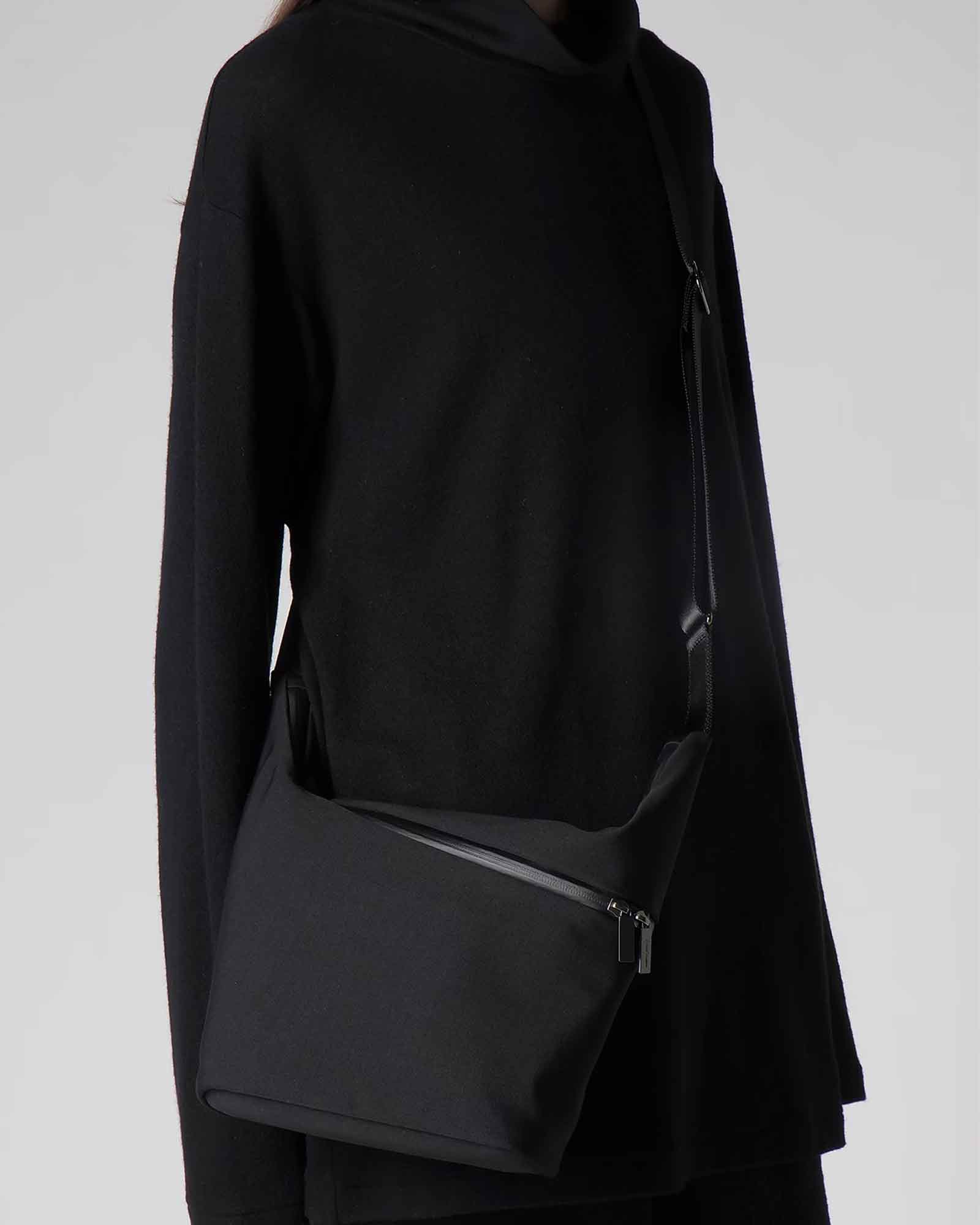 Yohji Yamamoto・Youji Yamamoto -  WOOL GABARDINE/NY OBLIQUE ZIPPER SACOCHE / BLACK