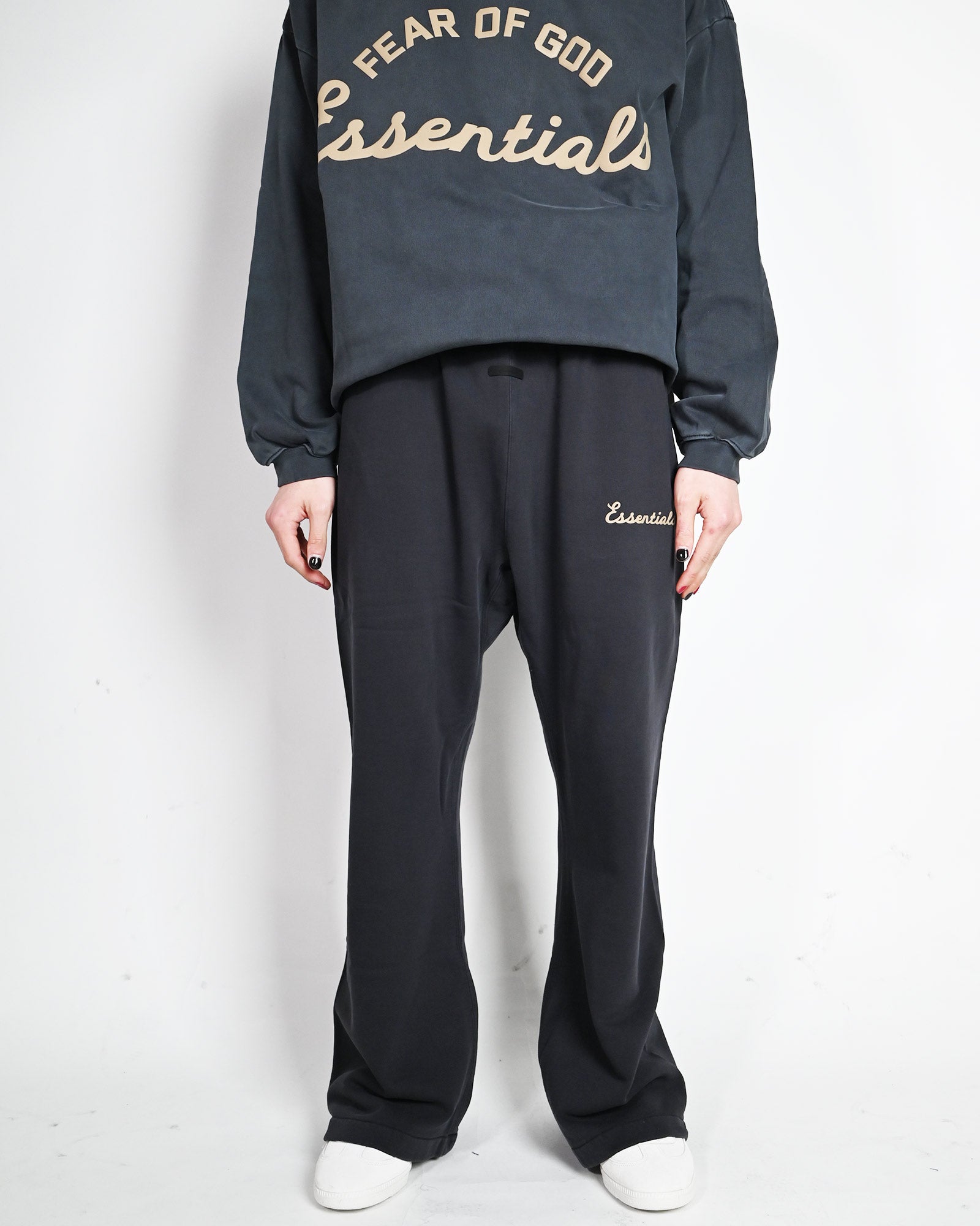 ESSENTIALS・エッセンシャルズ - スウェットパンツ TRAINING CLASSIC FIT FLARE SWEATPANT / FADED BLACK