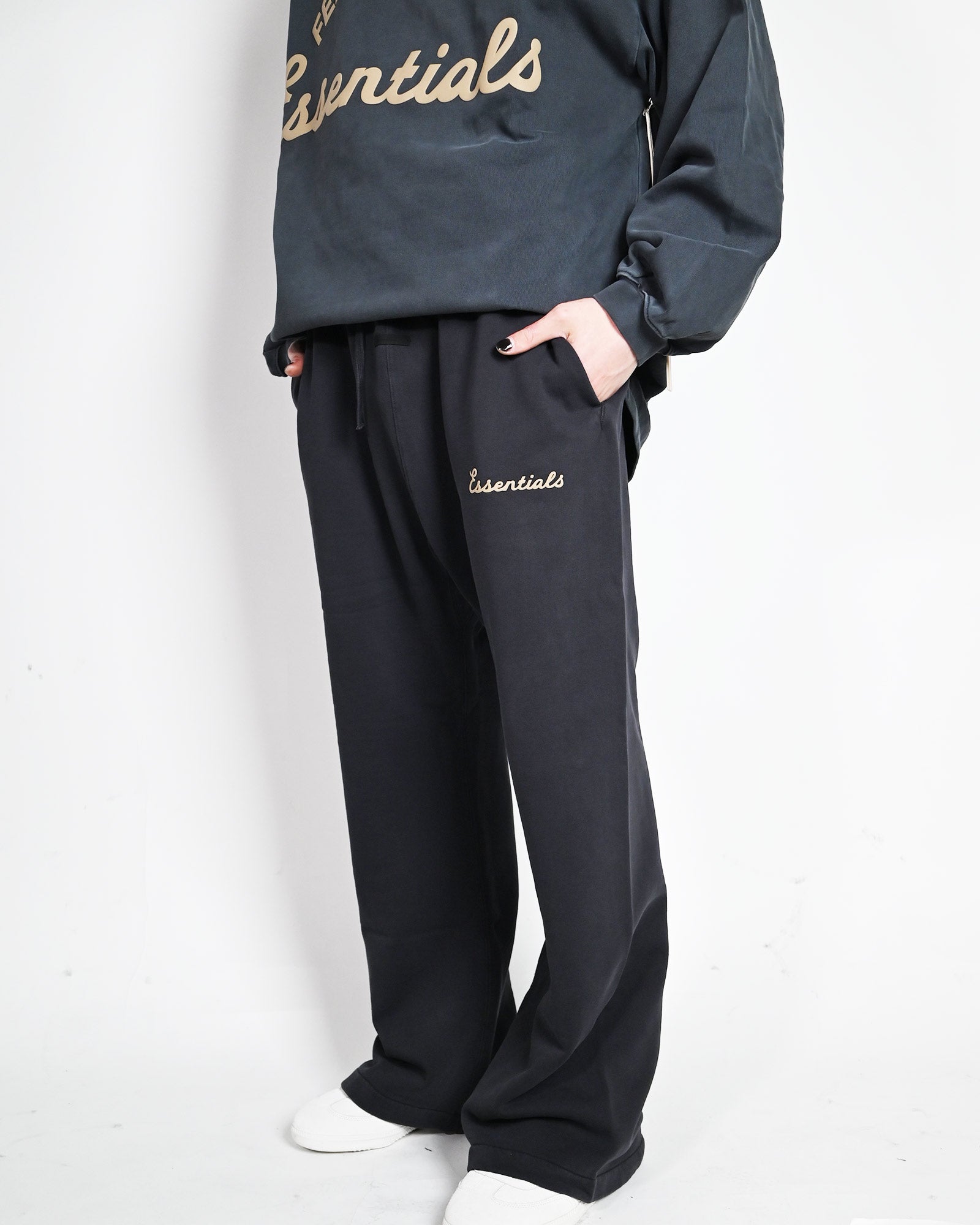 ESSENTIALS・エッセンシャルズ - スウェットパンツ TRAINING CLASSIC FIT FLARE SWEATPANT / FADED BLACK