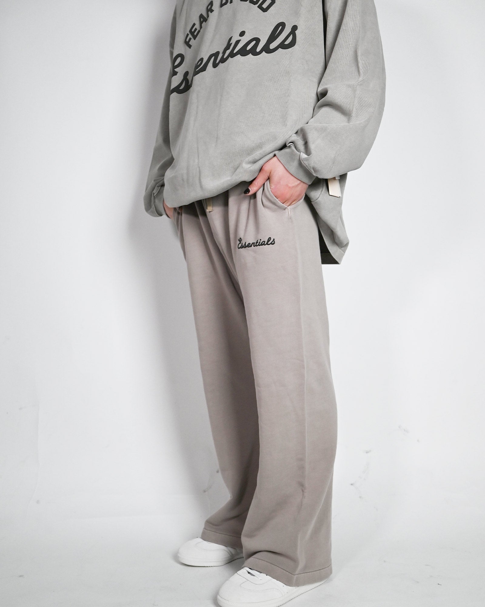 ESSENTIALS・エッセンシャルズ - スウェットパンツ TRAINING CLASSIC FIT FLARE SWEATPANT / FADED SEAL