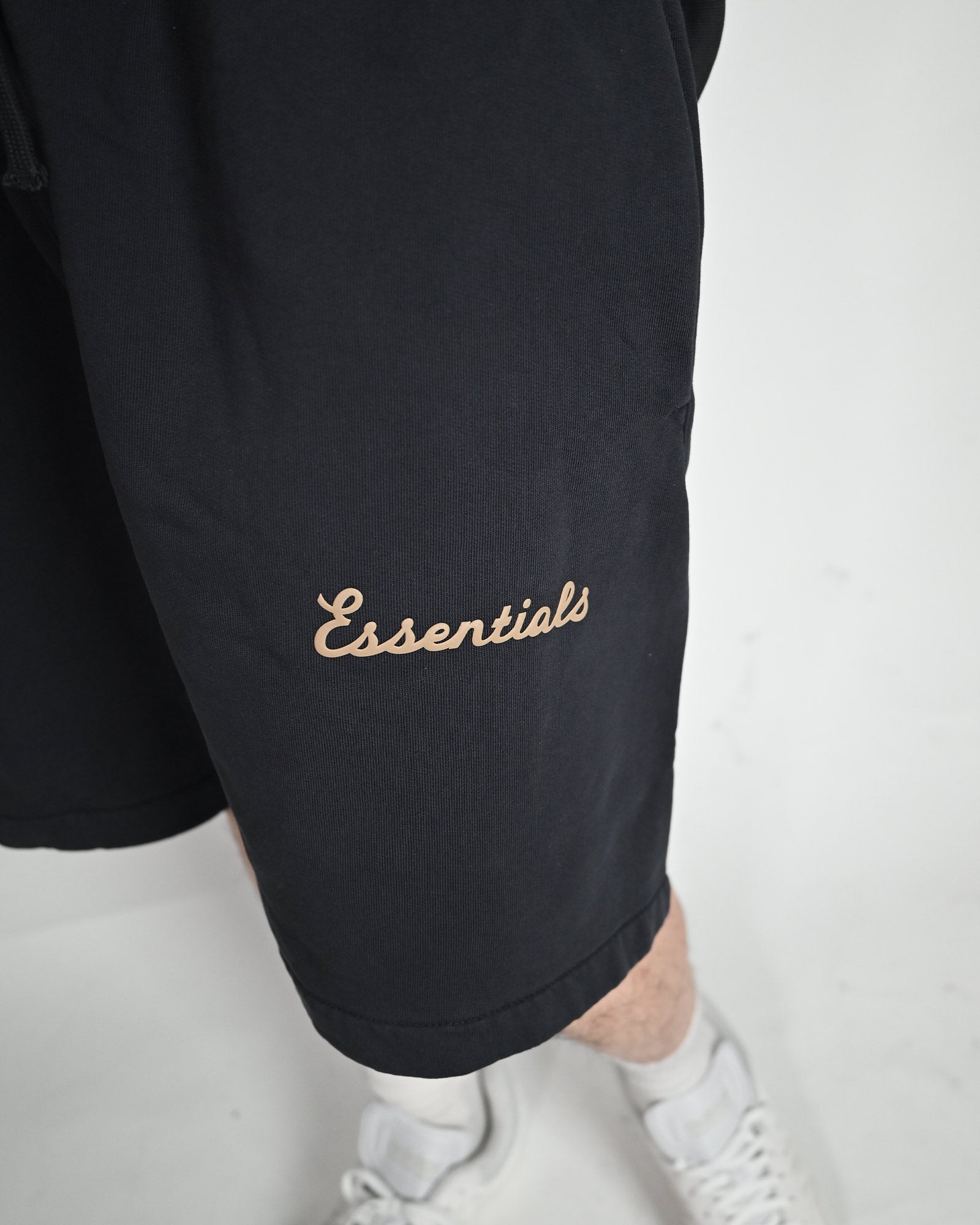ESSENTIALS・エッセンシャルズ - ハーフ・ショートパンツ TRAINING CLASSIC FIT SHORT / FADED BLACK