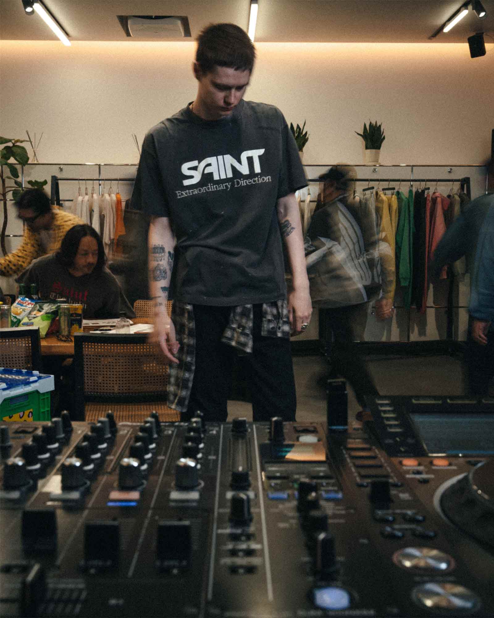 ©SAINT M××××××・セントマイケル - Tシャツ・カットソー SS T-SHIRT/EMBROIDERY / BLACK