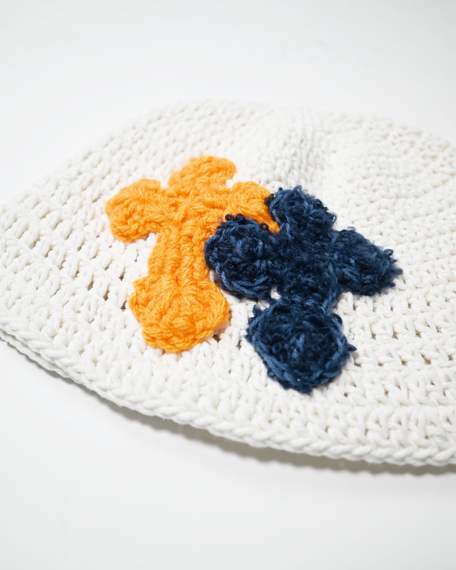 Y.A.R.N.・ヤーン - バケットハット Y.A.R.N. 3D DOUBLE CROSS KNIT HAT-56 / WHITE