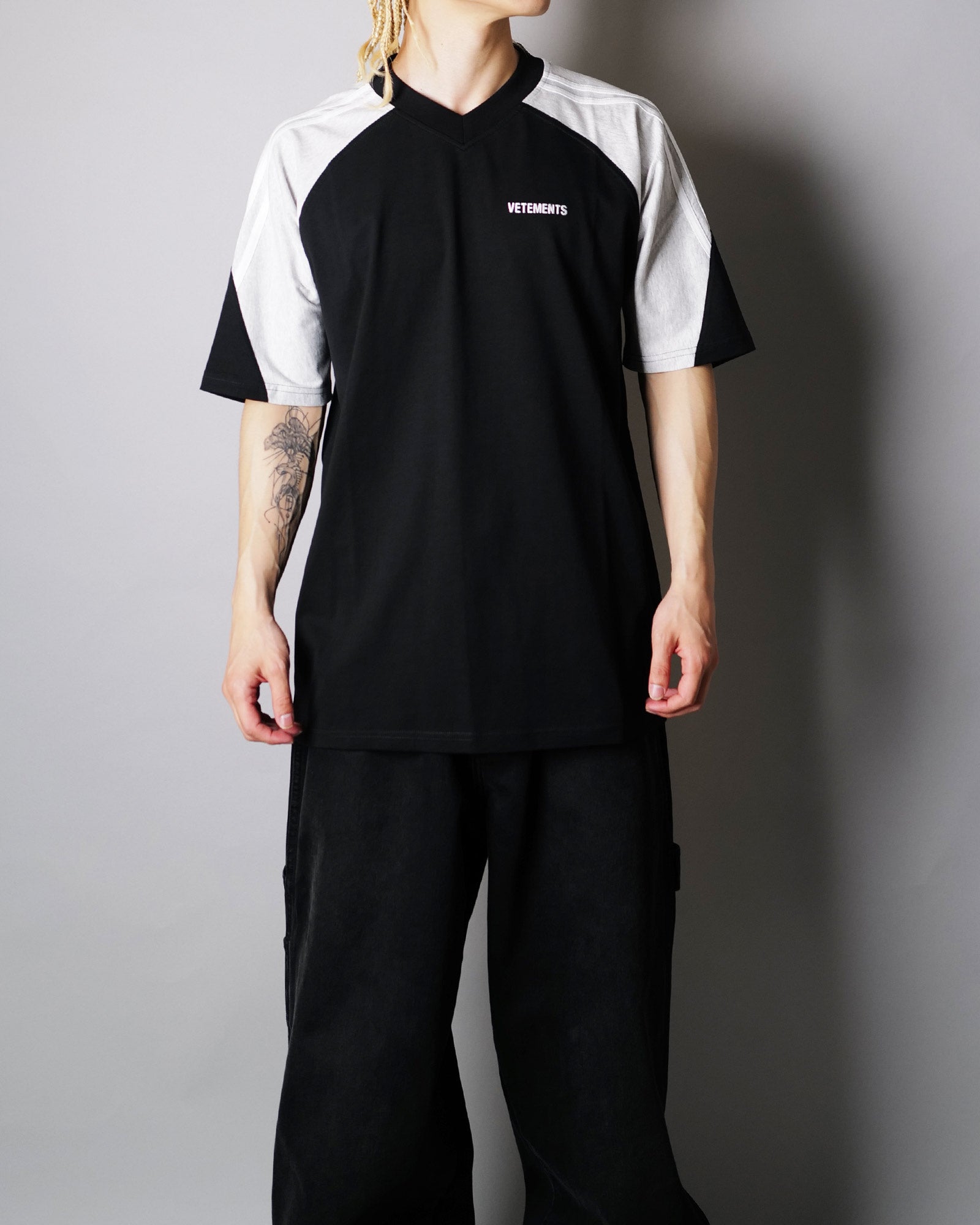 VETEMENTS・Vetements -  CUT-UP V-NECK T-SHIRT / BLK/GEY