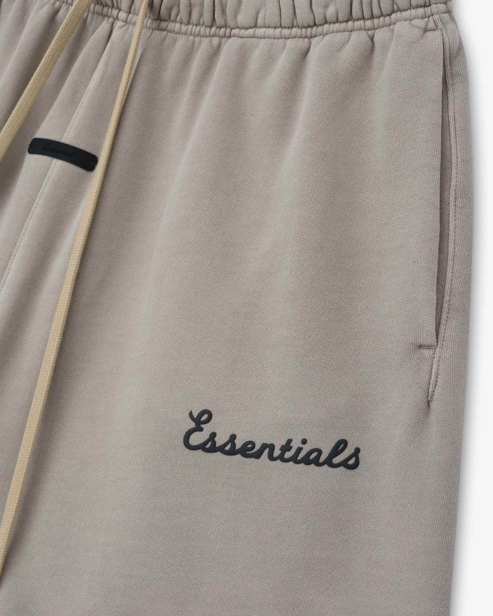 ESSENTIALS・エッセンシャルズ - ハーフ・ショートパンツ TRAINING CLASSIC FIT SHORT / FADED SEAL