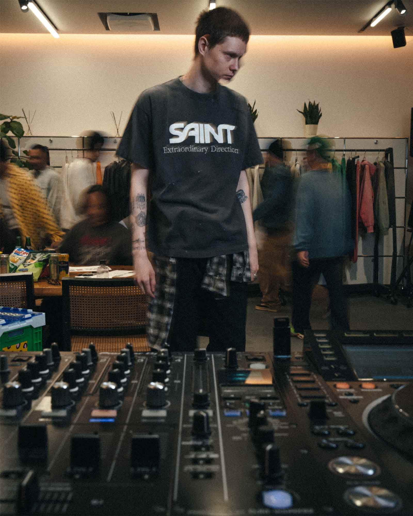 ©SAINT M××××××・セントマイケル - Tシャツ・カットソー SS T-SHIRT/EMBROIDERY / BLACK