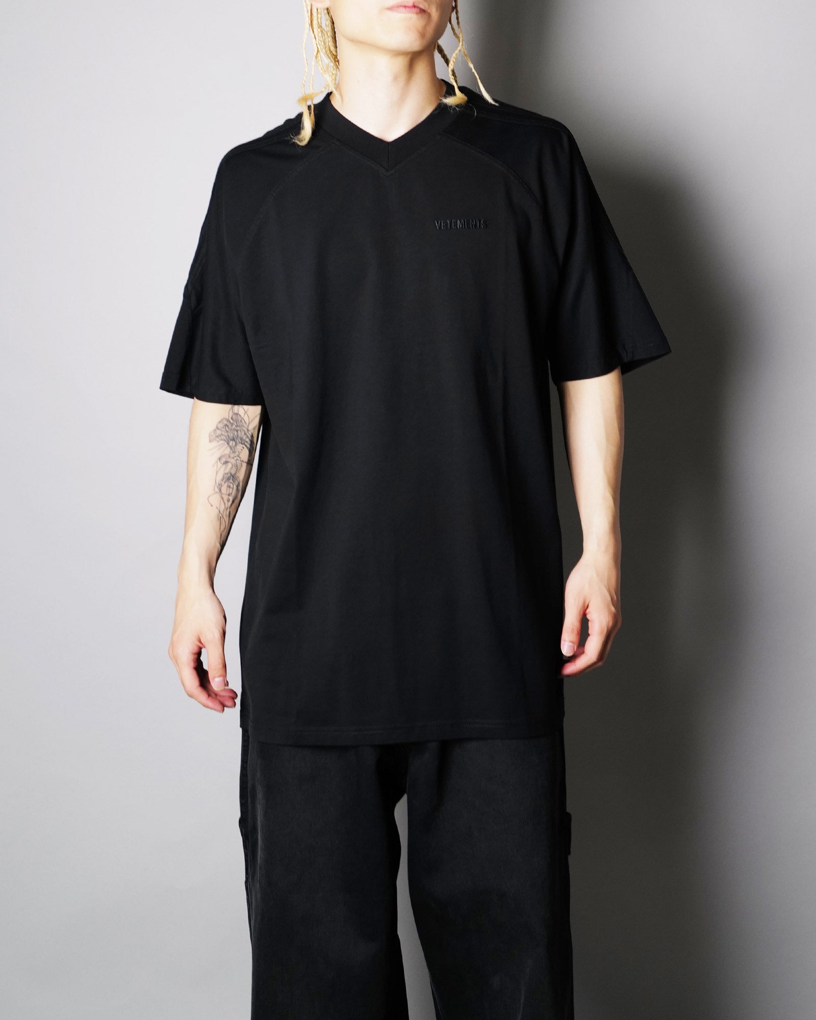 VETEMENTS・Vetements -  CUT-UP V-NECK T-SHIRT / BLACK
