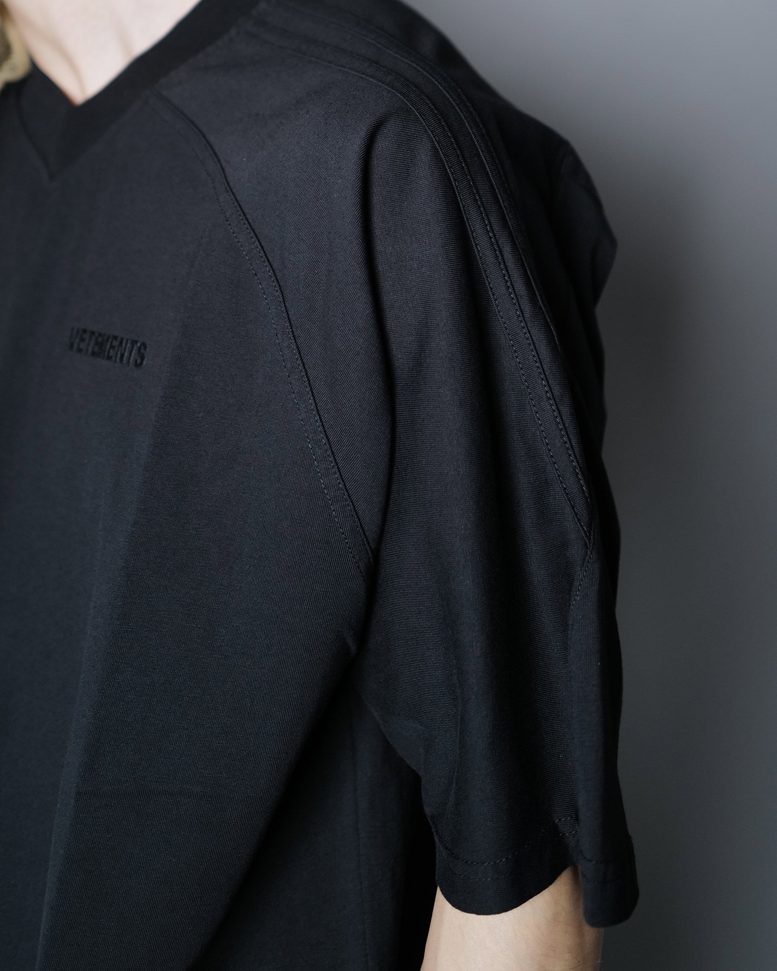 VETEMENTS・Vetements -  CUT-UP V-NECK T-SHIRT / BLACK