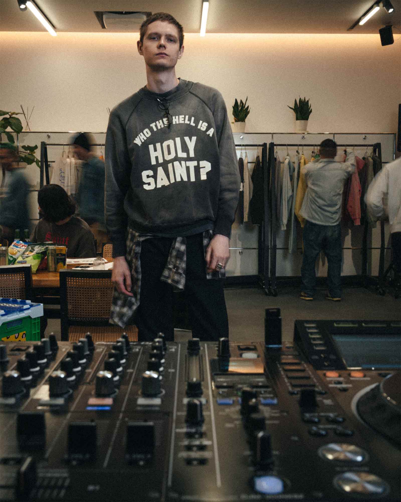 ©SAINT M××××××・圣迈克尔 -  RAGLAN CRW N SWT/HOLY SAINT？/ BLACK