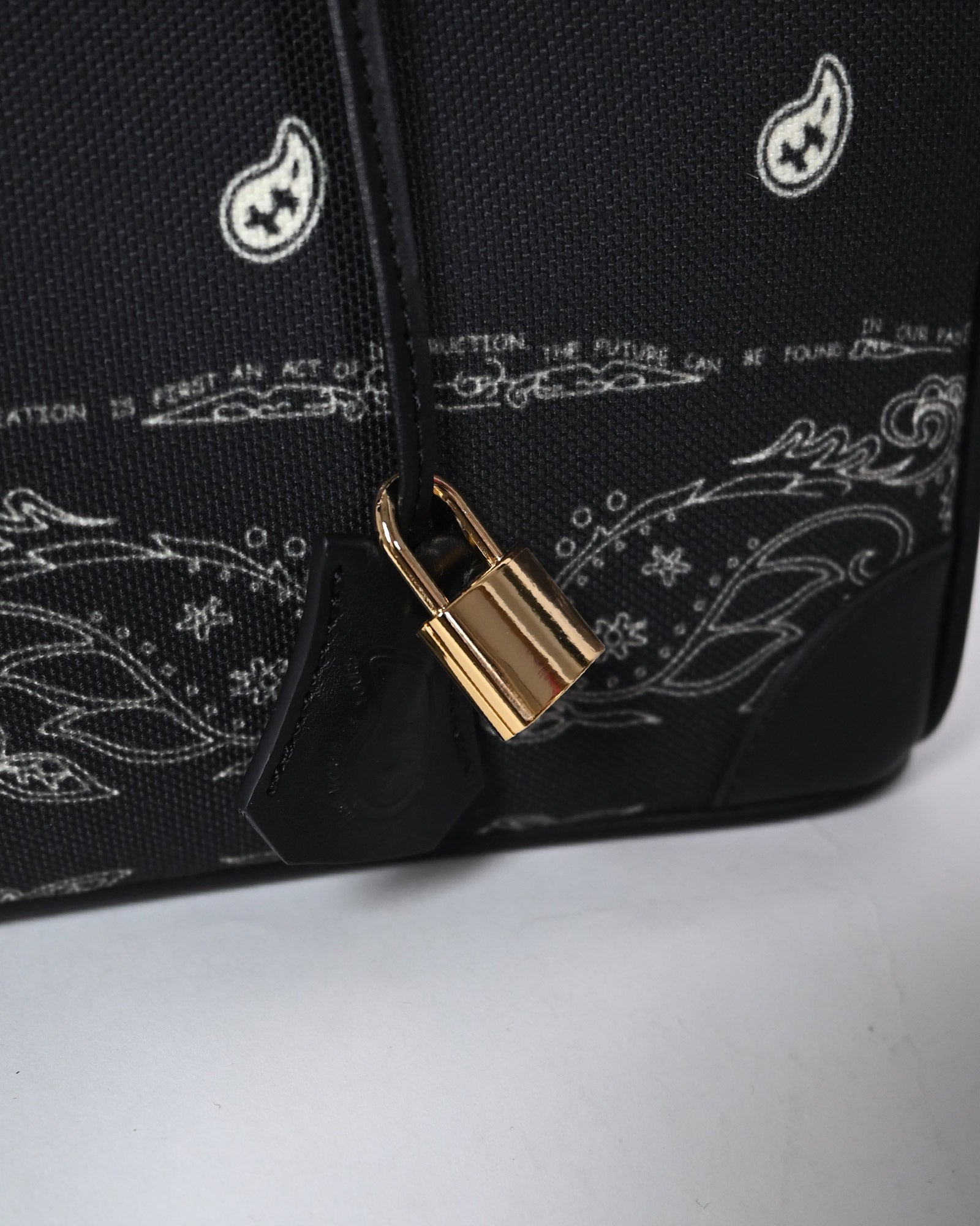 THE WORLD IS YOURS (ザ ワールド イズ ユアーズ) SIGNATURE BAG