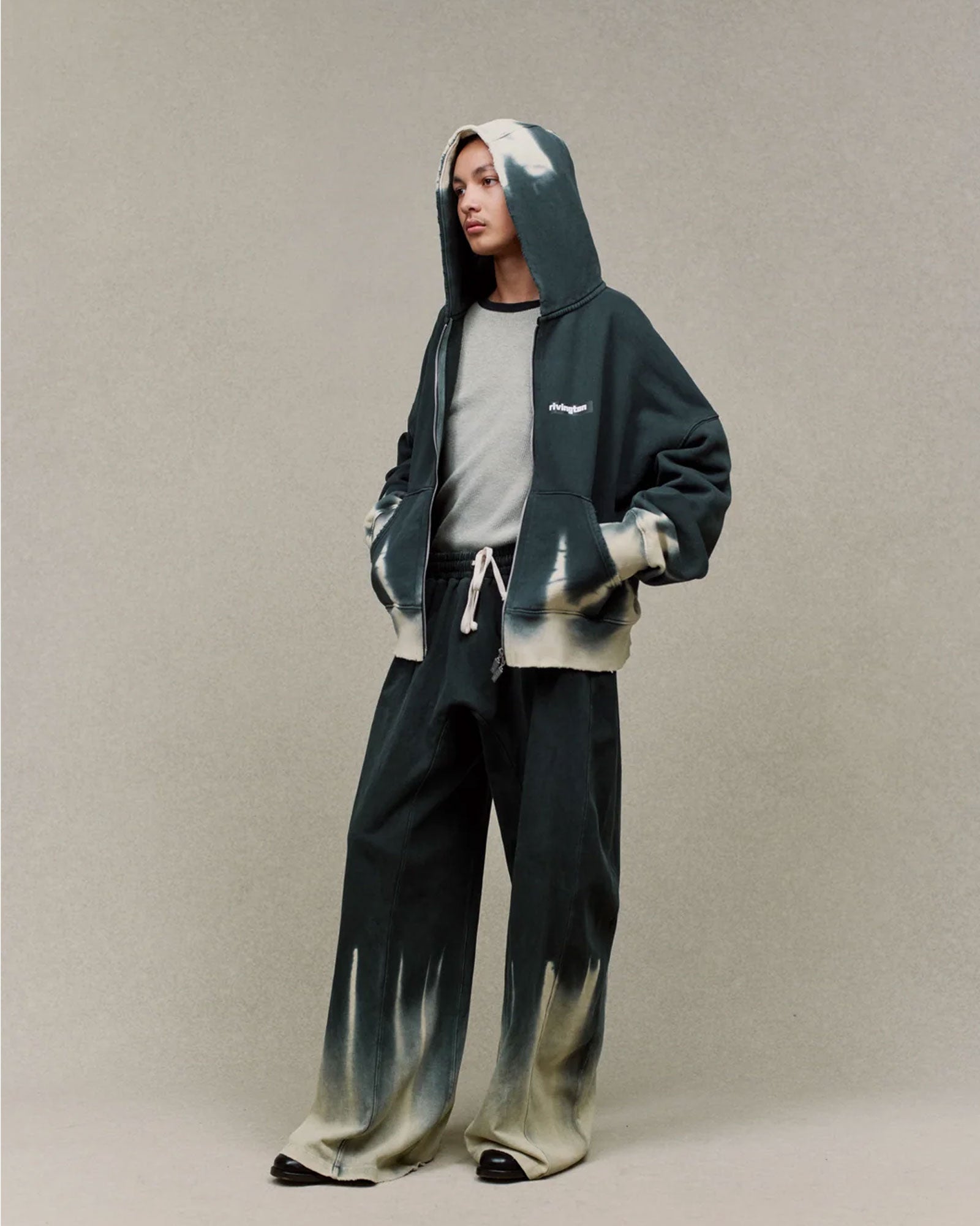 RRR123・リヴィントン ロイ レビス - スウェットパンツ DARK COUNTRY FASTER FLIGHT / WASHED BLACK