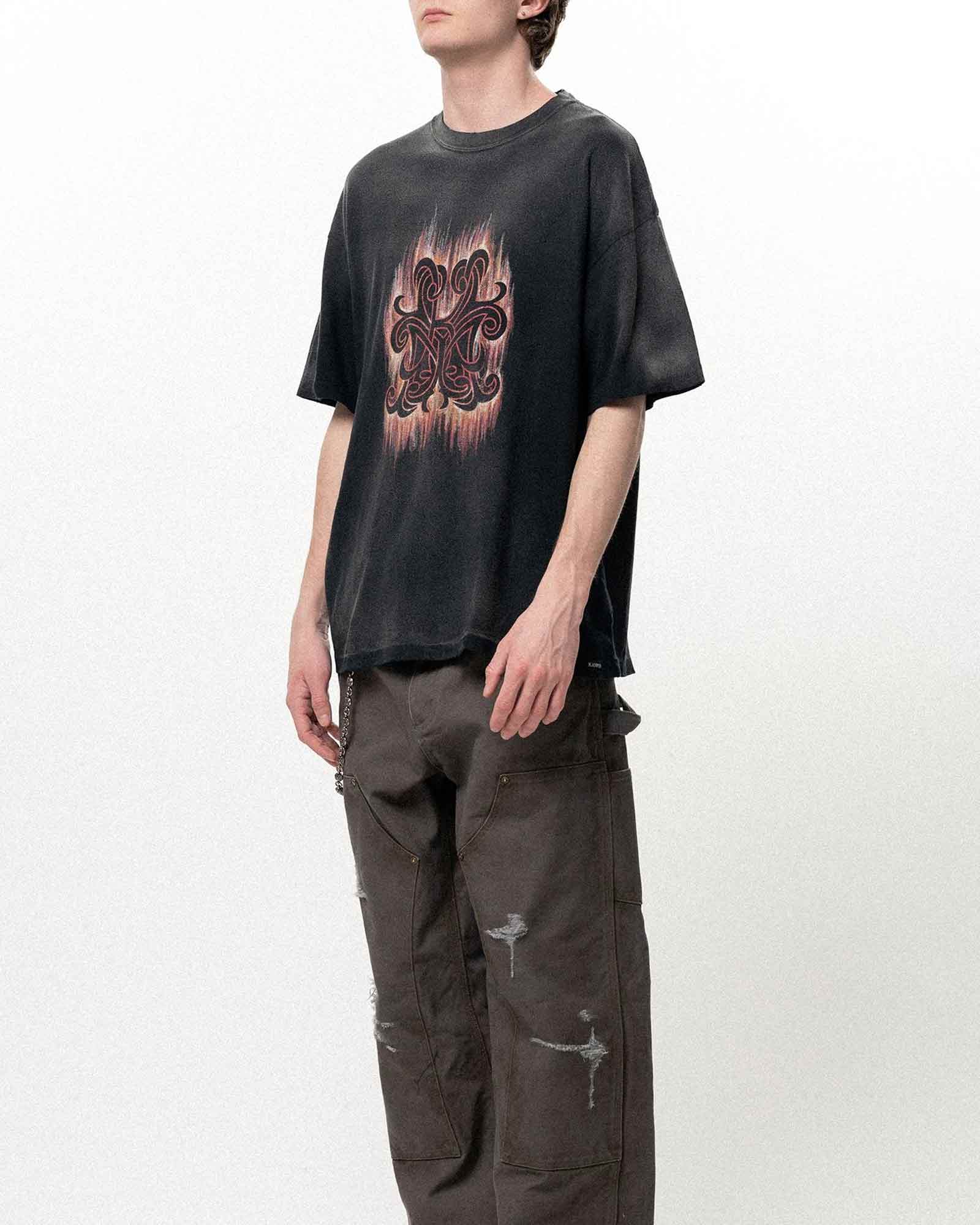 KAMIYA (カミヤ) SS26 “CRAYON FLAME KMY” TEE / BLACK | Detail