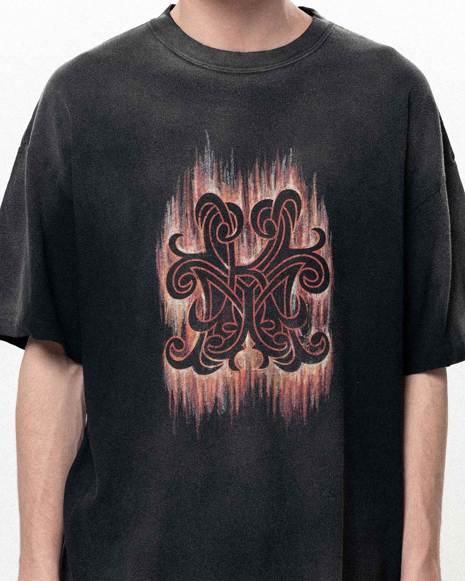 カミヤ KAMIYA (カミヤ) SS26 “CRAYON FLAME KMY” TEE / BLACK | Detail