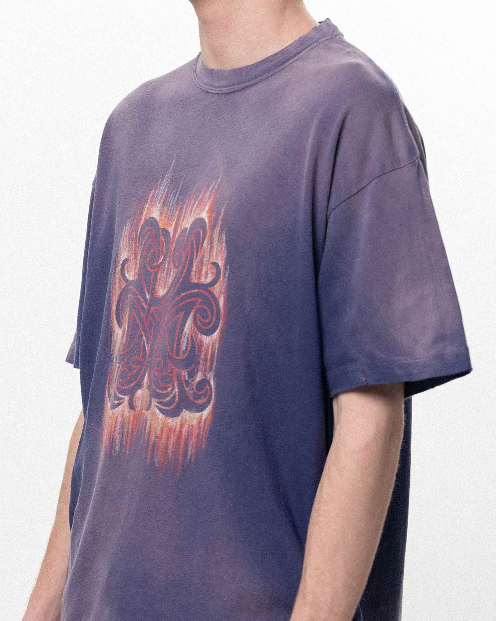 KAMIYA (カミヤ) SS26 “CRAYON FLAME KMY” TEE / NAVY | Detail 