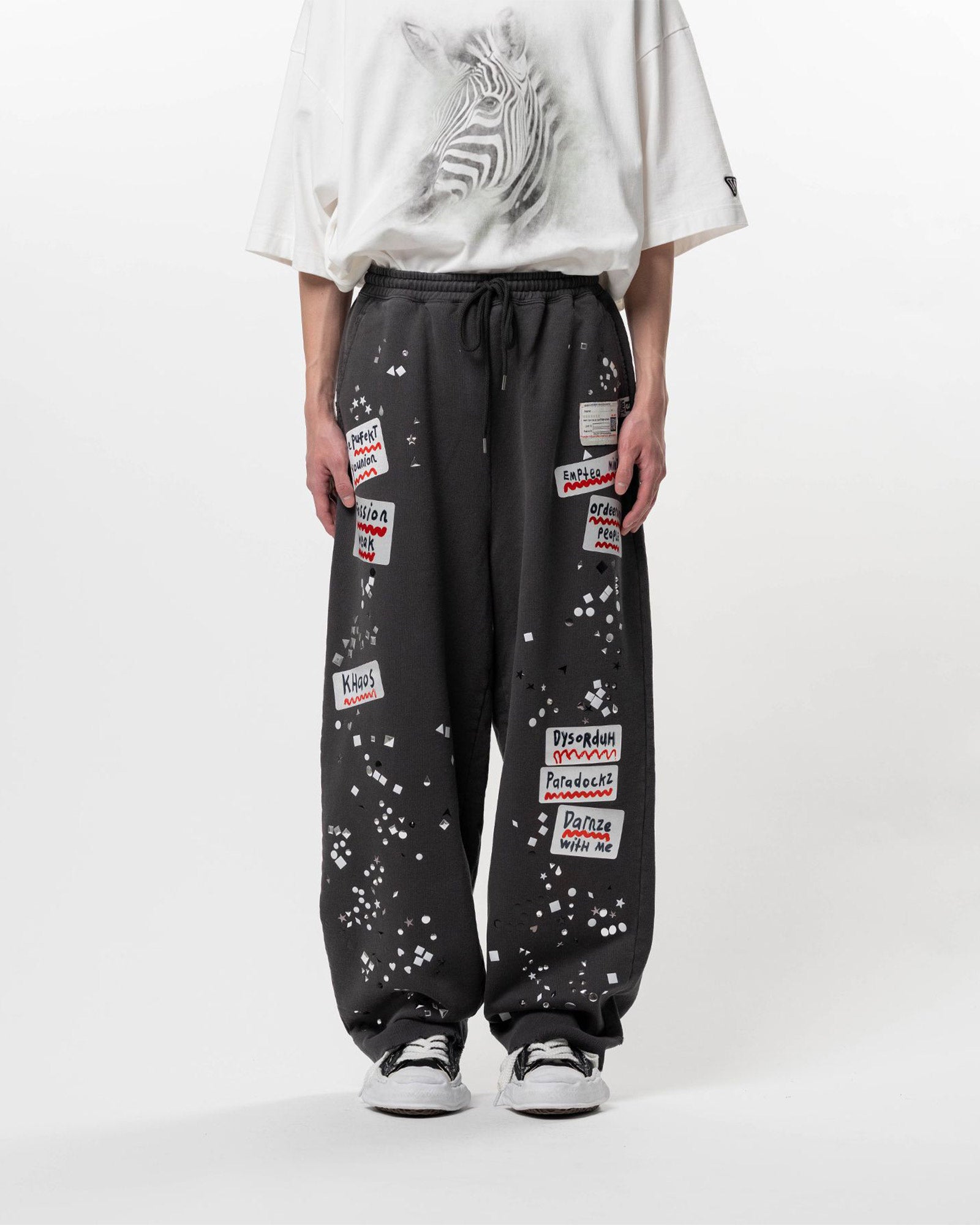 MIHARA YASUHIRO・ミハラヤスヒロ - スウェットパンツ EMBELLISHED STICKER PANTS / BLACK