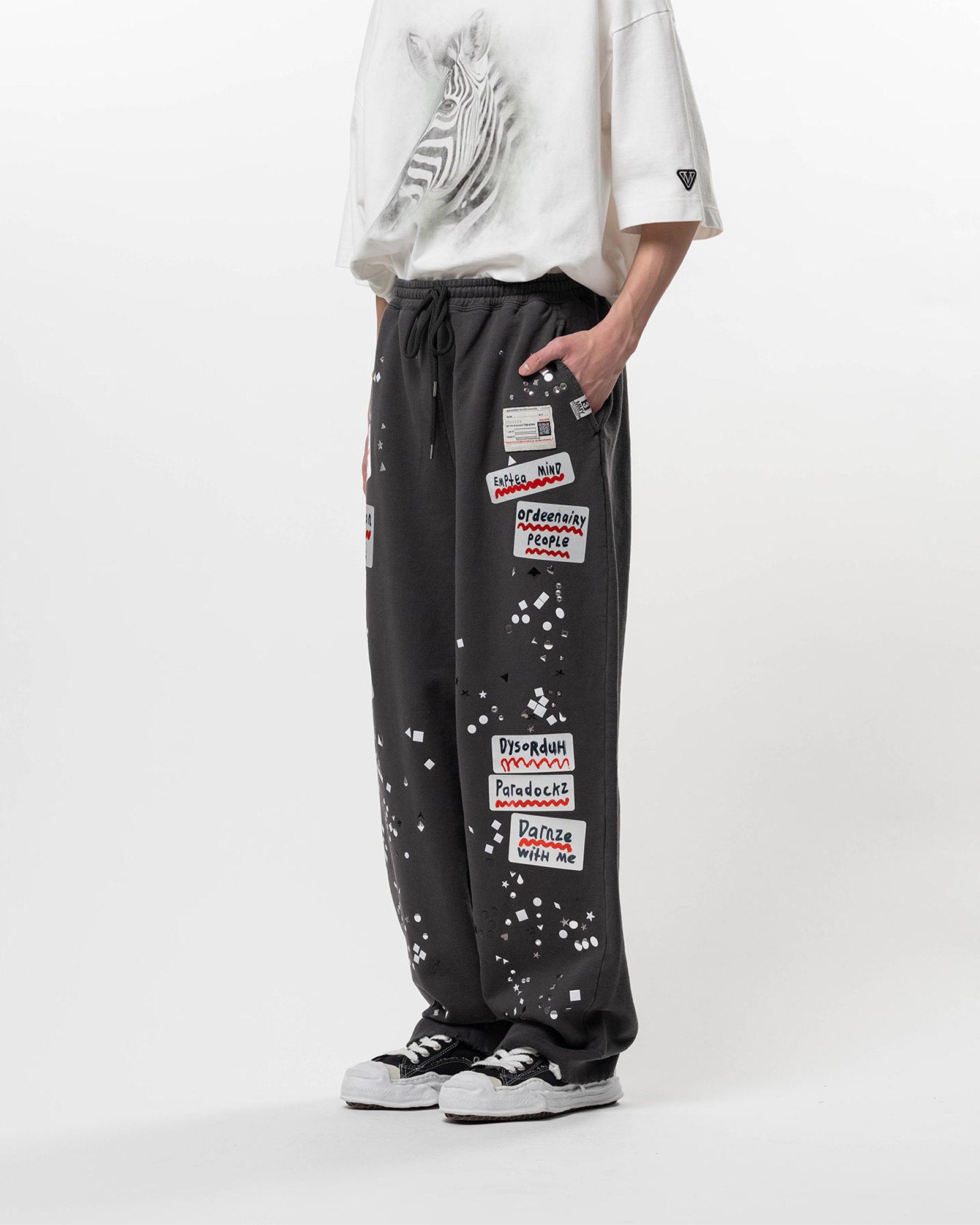 MIHARA YASUHIRO・ミハラヤスヒロ - スウェットパンツ EMBELLISHED STICKER PANTS / BLACK