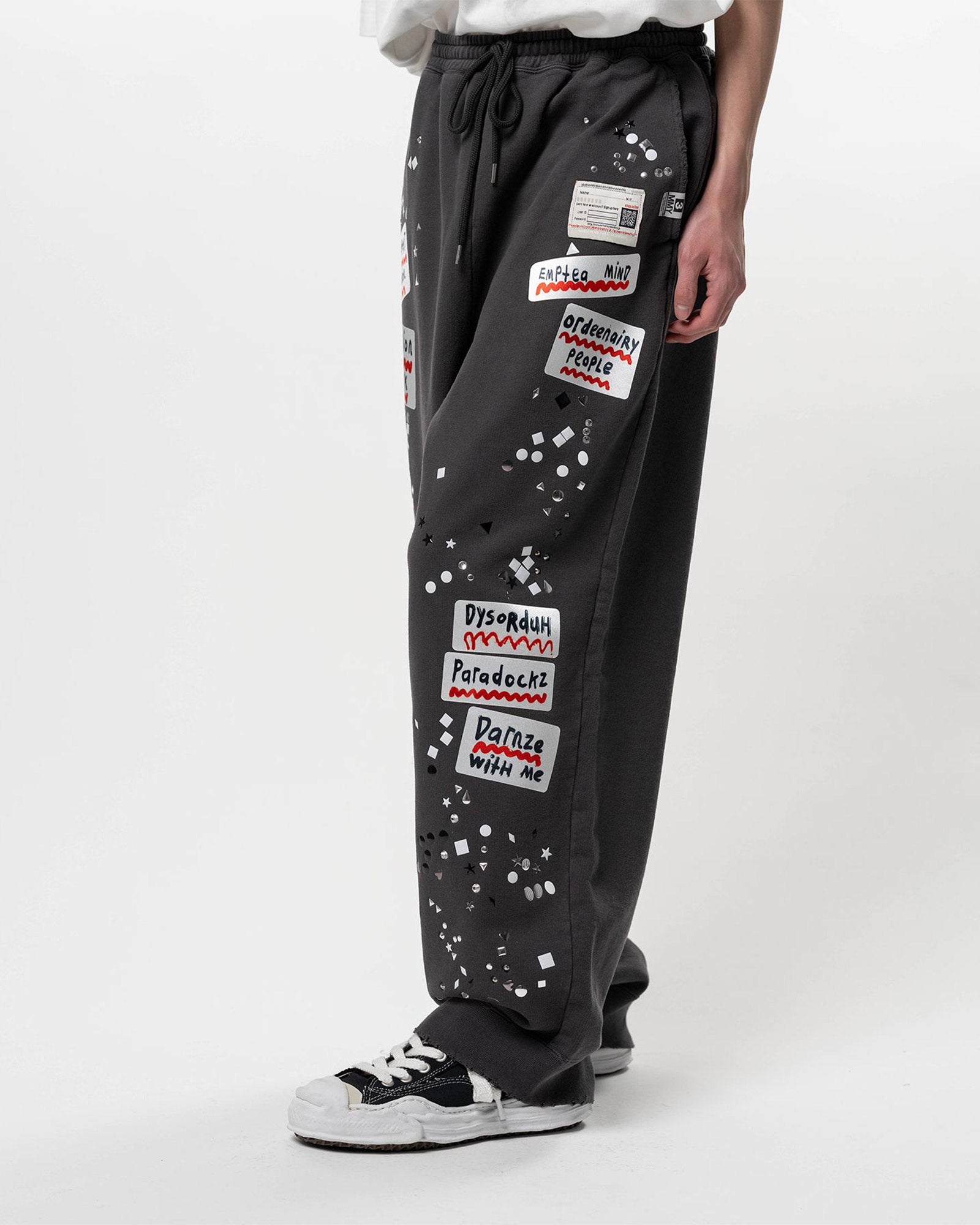 MIHARA YASUHIRO・ミハラヤスヒロ - スウェットパンツ EMBELLISHED STICKER PANTS / BLACK