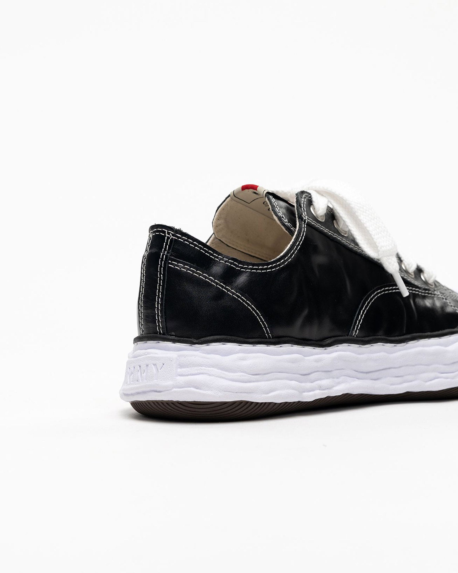 MIHARA YASUHIRO・Yasuhiro Mihara -  PETERSON23 WRINKLED LEATHER LOW-TOP SNEAKERS / BLACK
