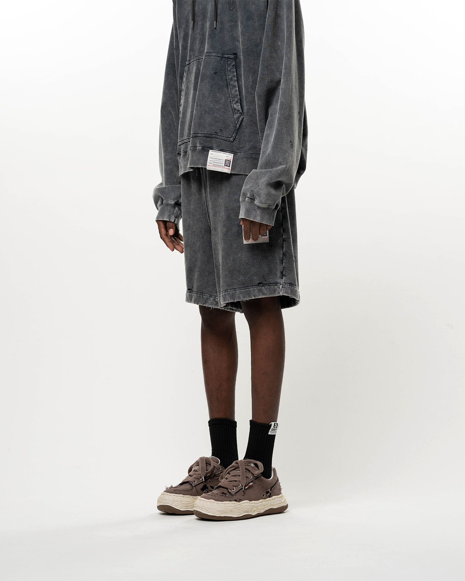 MIHARA YASUHIRO・ミハラヤスヒロ - スウェットパンツ BLEACHED SWEAT SHORTS / BLACK