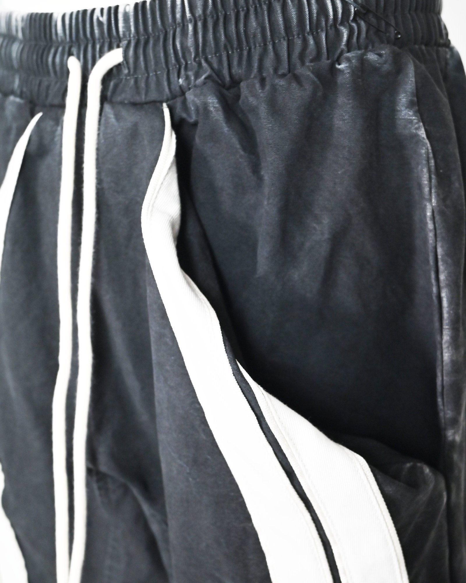 RRR123・リヴィントン ロイ レビス - デニムパンツ APOCRYPHA TRAPPIST PANT / MECHANIC BLACK