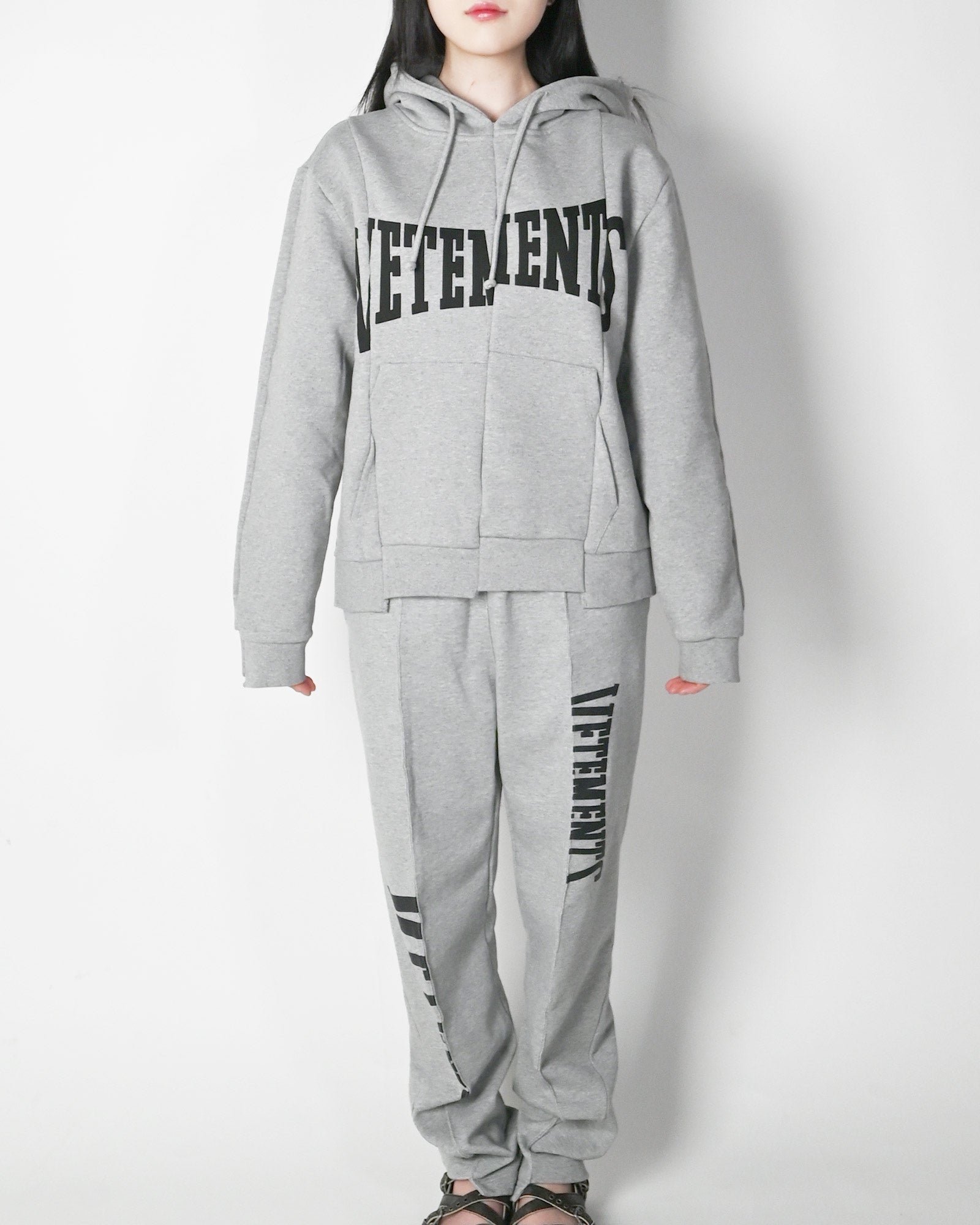 VETEMENTS (ヴェトモン) SS26 レディースパーカー CUT-UP LOGO FITTED