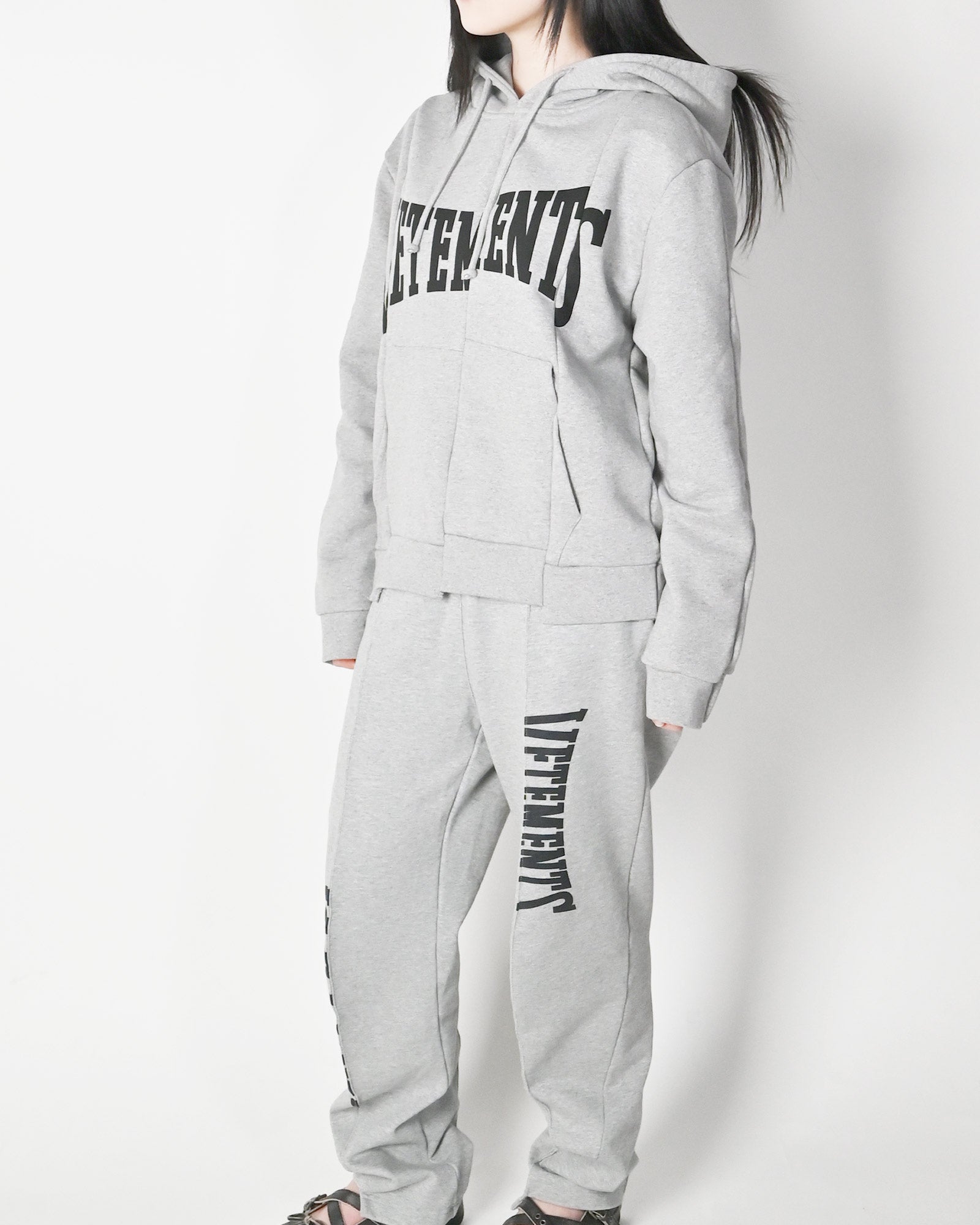 VETEMENTS (ヴェトモン) SS26 レディースパーカー CUT-UP LOGO FITTED